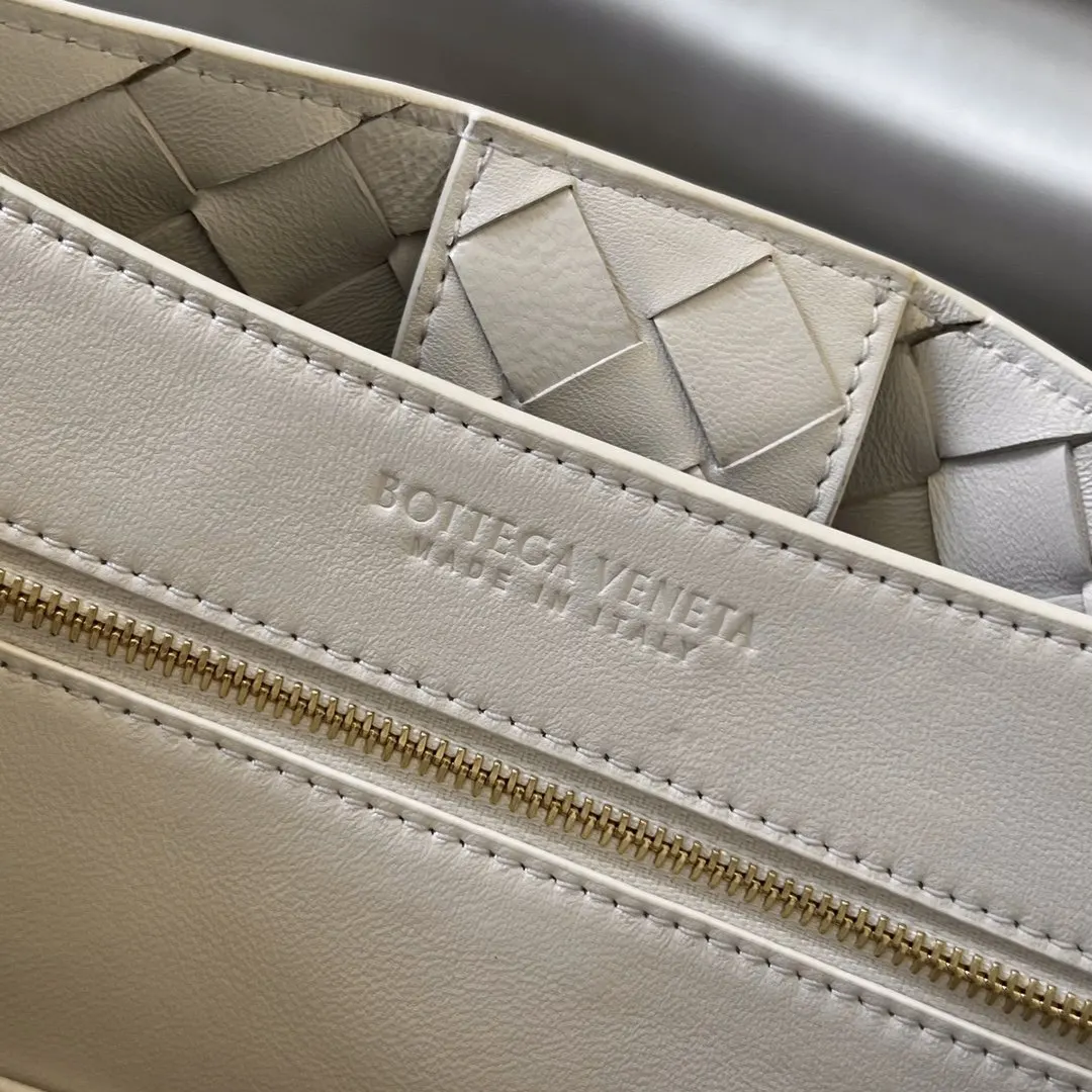 Bottega Veneta 金色 羊皮 斜背包 輕便斜挎款(數字9) Bottega Veneta 金色 羊皮 斜背包 輕便斜挎款(數字9)