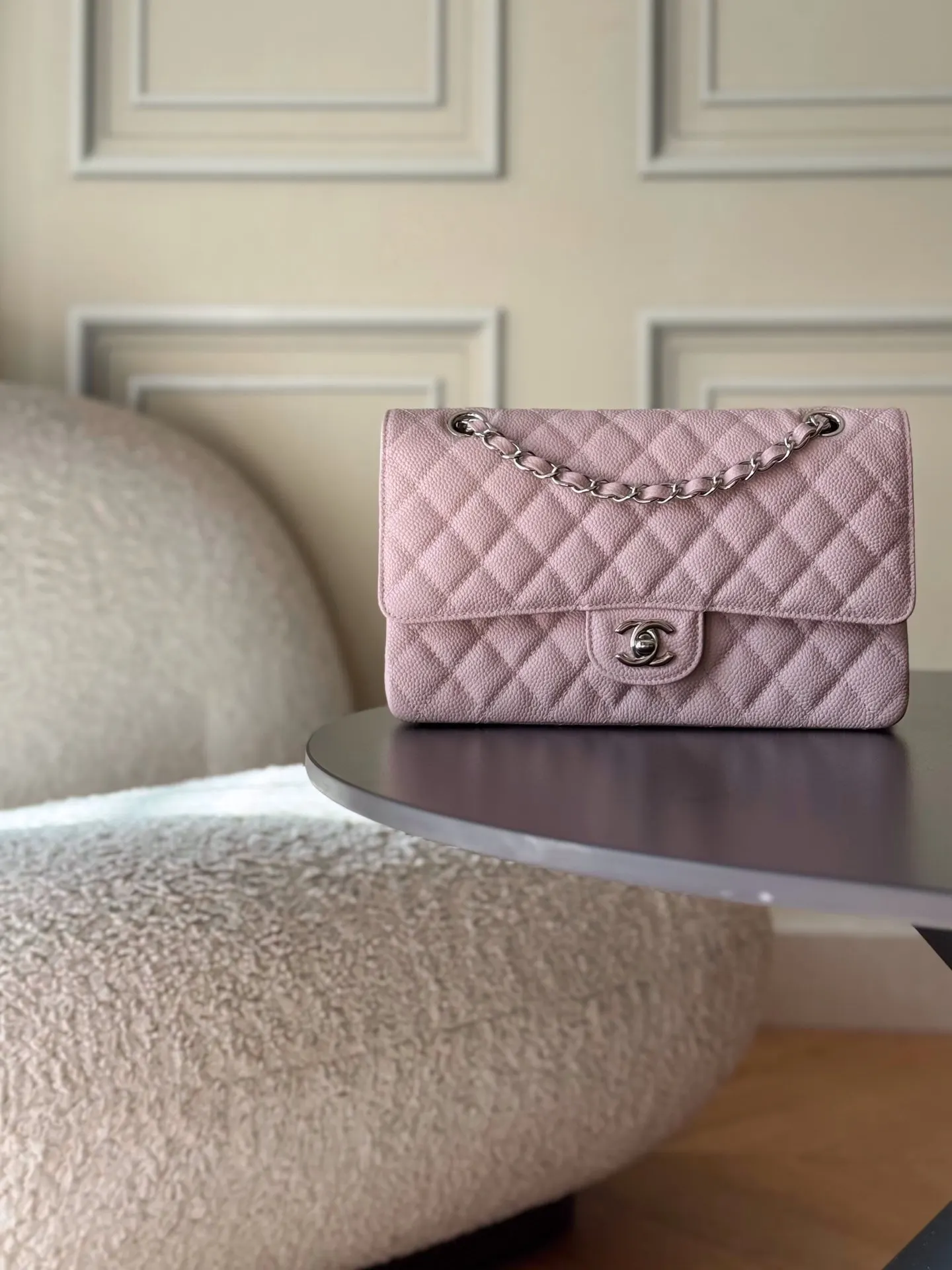 CHANEL 粉色魚子醬牛皮翻蓋鏈條包 金扣款