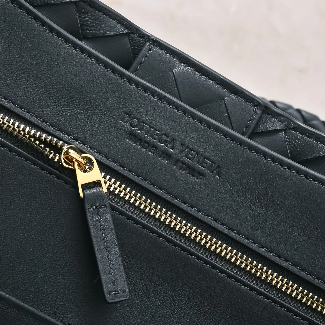 Bottega Veneta 麂皮 斜背包 輕便斜挎款