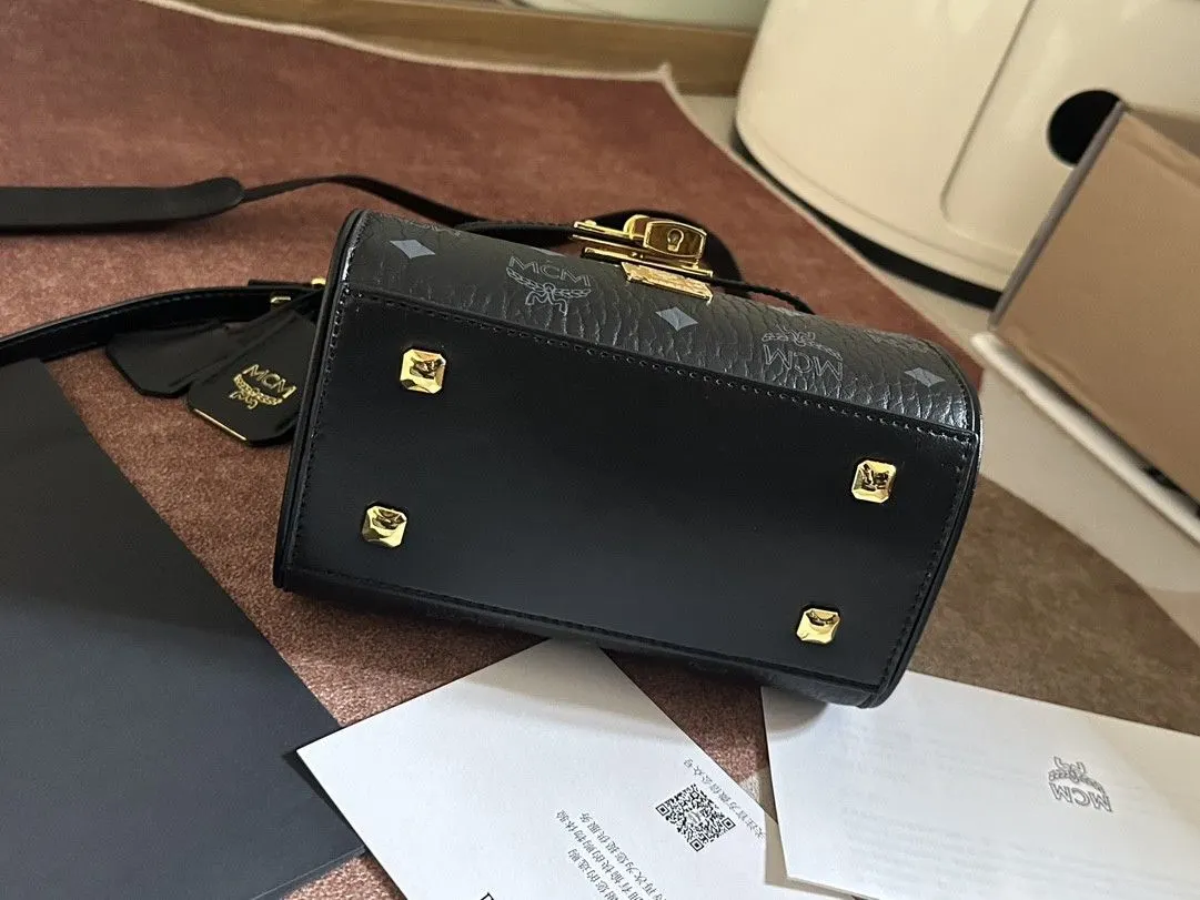 Kelly 黑色 牛皮 款号 MCM 經典款 Kelly凯莉手 斜背包 輕便斜挎款