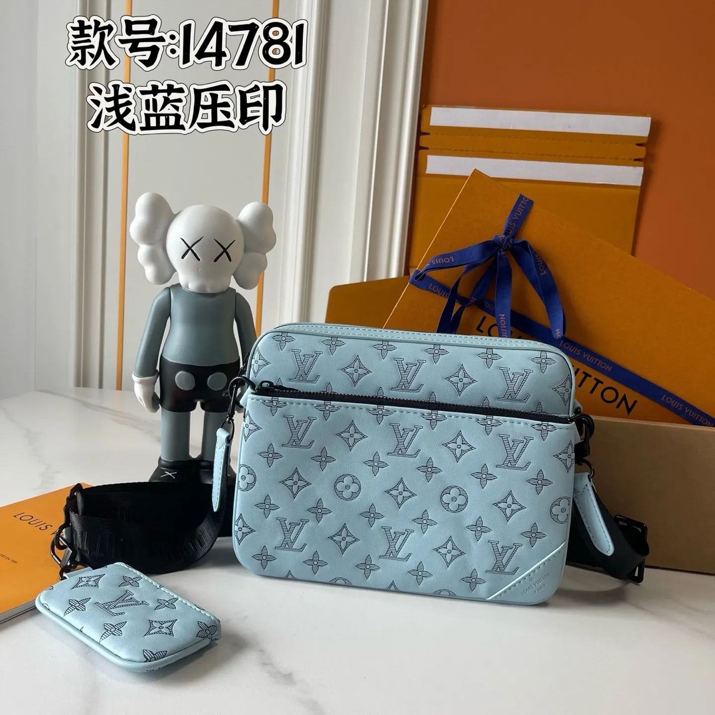 LV 淺藍色壓紋鏈條小方包 手提斜挎款
