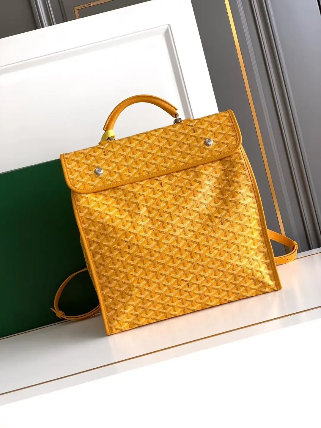 Goyard 黃色 利用位于包背面的按扣可以将它完全折叠 轻松存放入手提 雙肩包 实用雙肩款