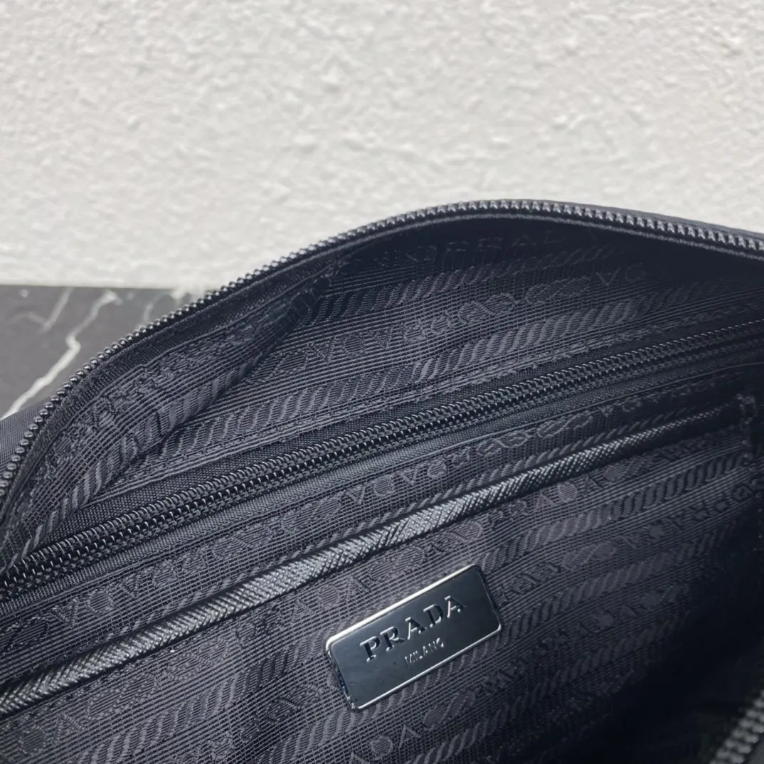 Prada 尼龍 斜背包 輕便斜挎款