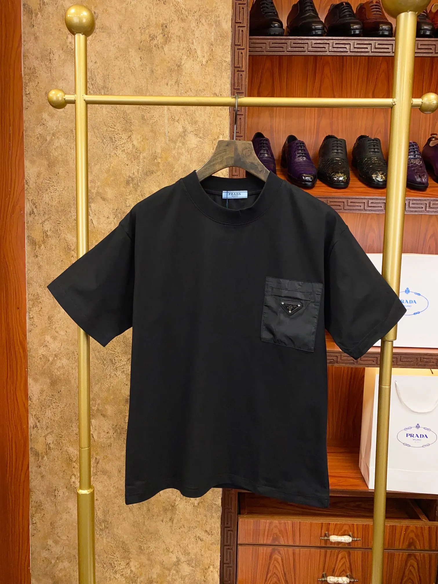 PRADA 字母钢印 浮雕字母 棉质 短袖T恤 休閒百搭款