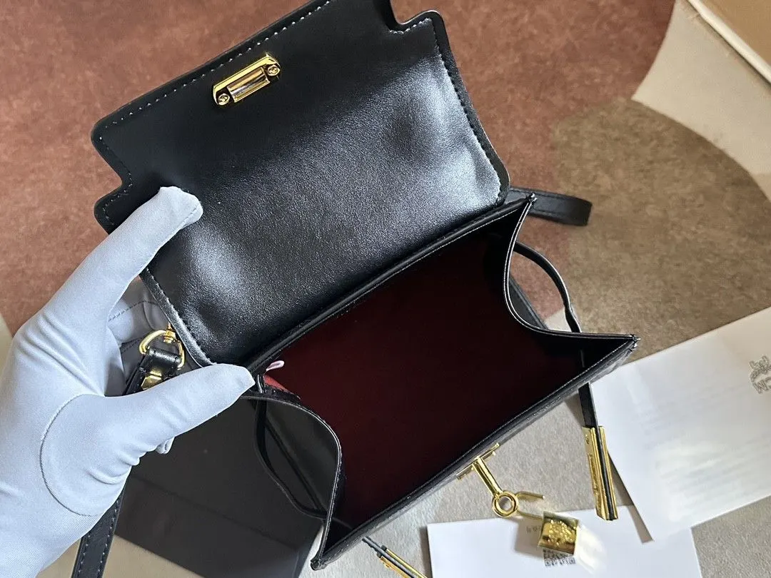 Kelly 黑色 牛皮 款号 MCM 經典款 Kelly凯莉手 斜背包 輕便斜挎款