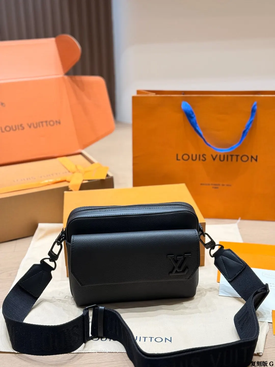 LV 黑色 老花 牛皮 版 牛皮 Fastline邮差包​​ Fas 收纳包 旅行收纳款