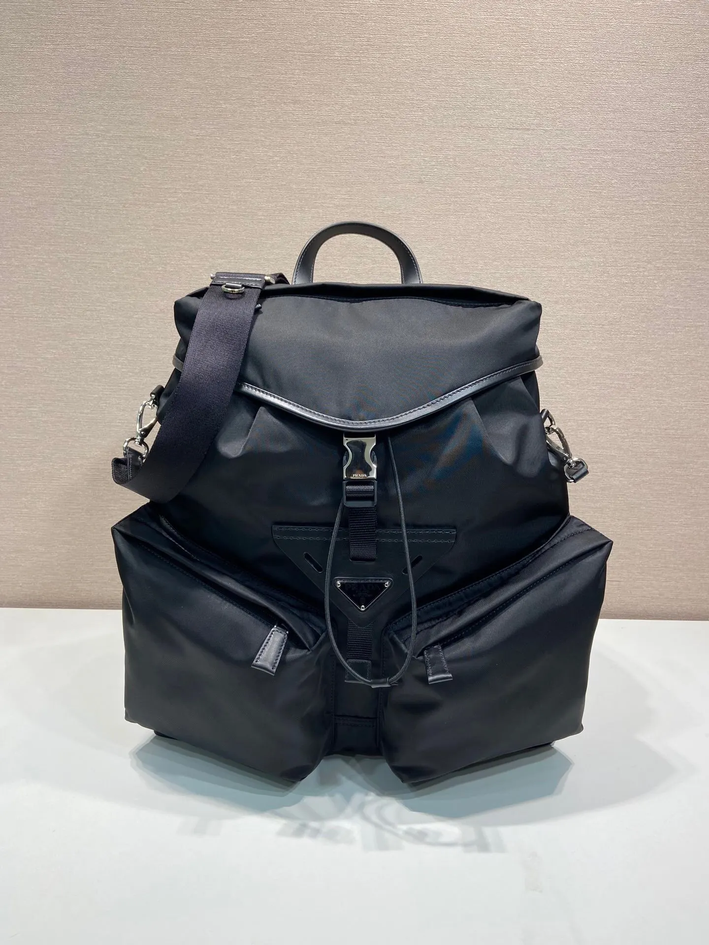 PRADA Re-Nylon尼龍 牛皮 雙肩背包 輕便实用款