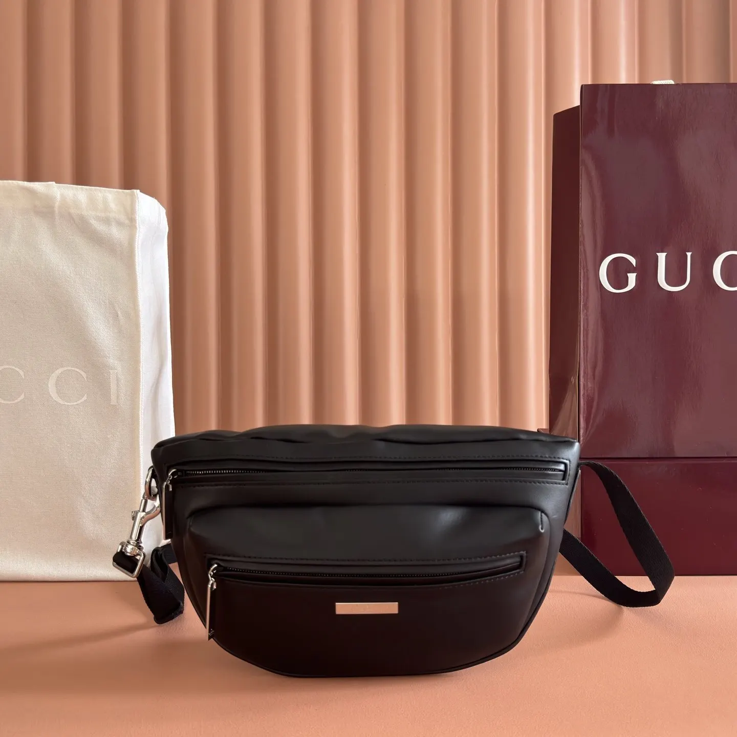 Gucci 黑色 銀色 受品牌标志性造型启发 全新包袋系列通过现代视角焕然重 斜背包 輕便斜挎款