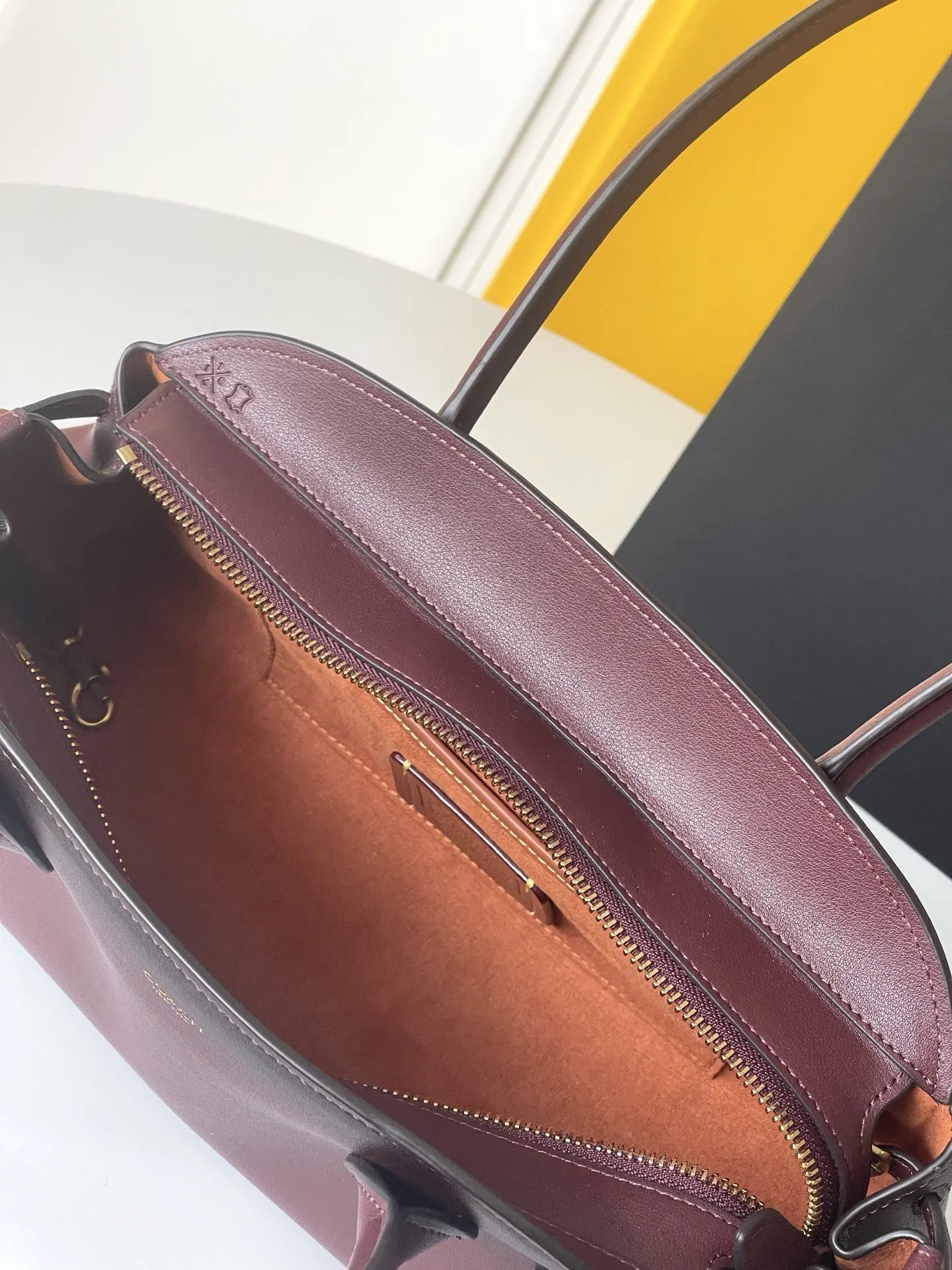 Coach CarryAll 單肩包 日常單肩背款(數字8) Coach CarryAll 單肩包 日常單肩背款(數字8)
