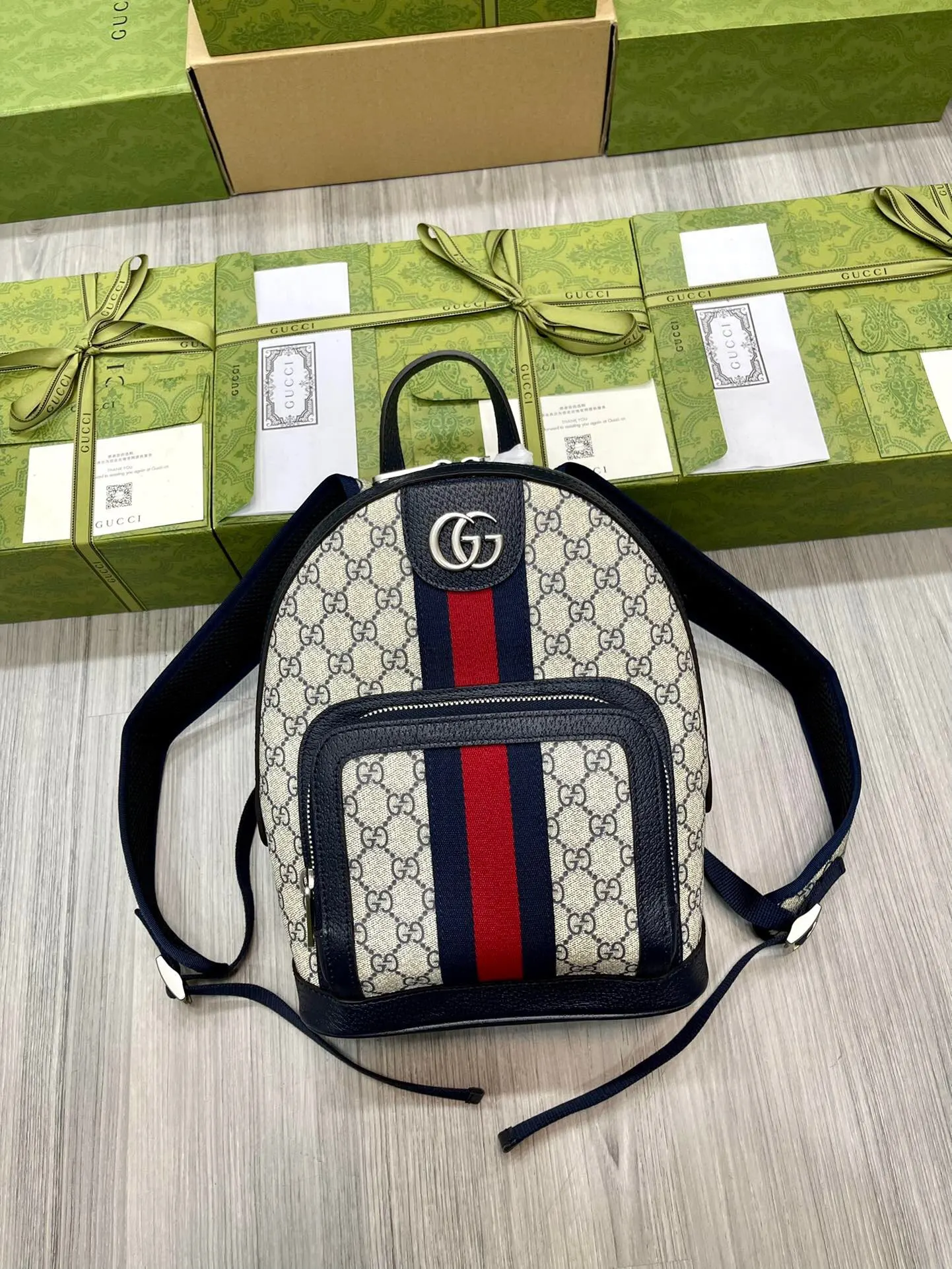 藍色 米色 帆布 在 爱的进行曲 全新时装系列中 品牌推出了藍色和米色 雙肩包 实用雙肩款