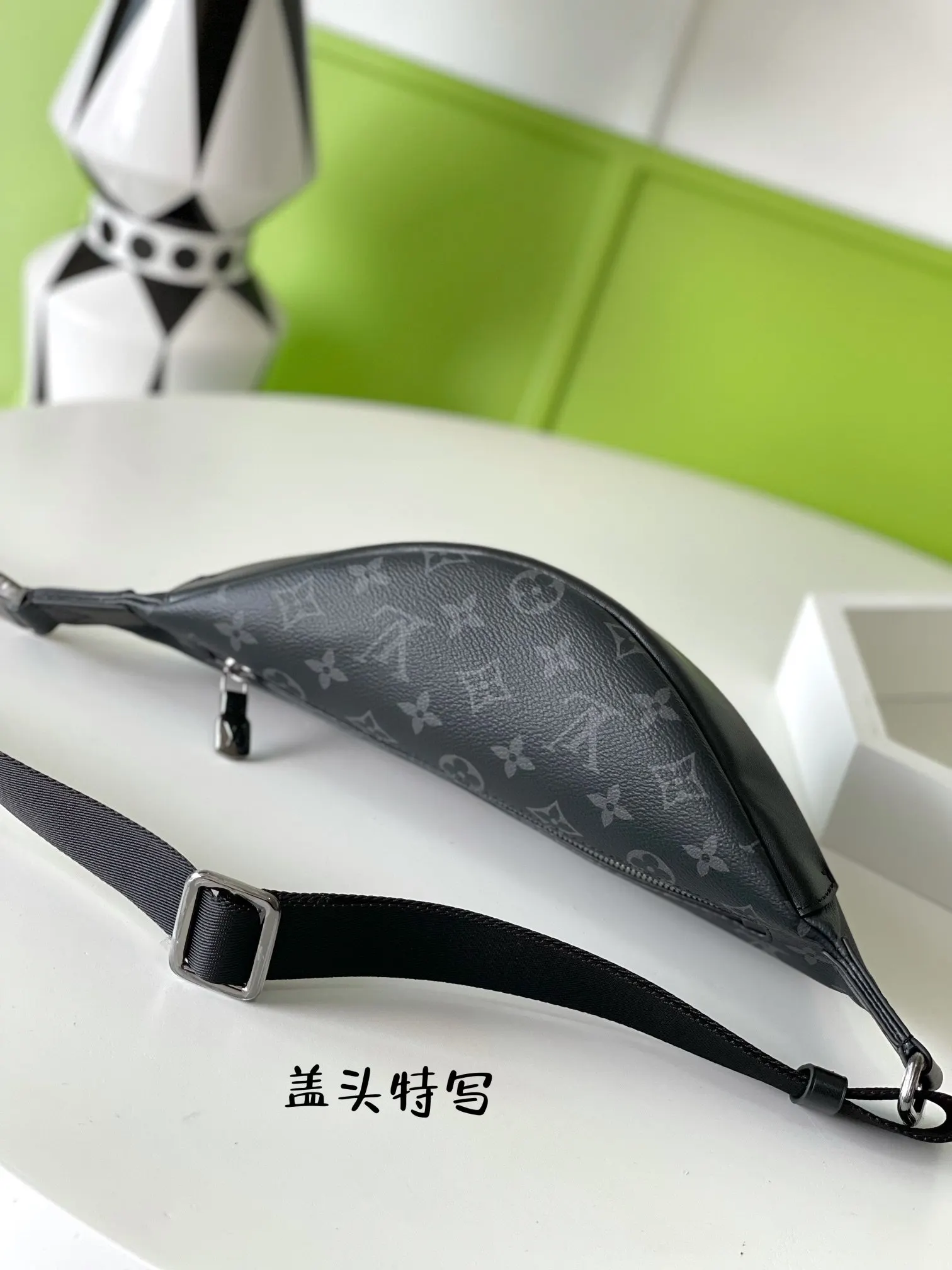 由经典的黑色花纹标志性风格打造的腰包系列 诠释出了男女可 休闲腰包款