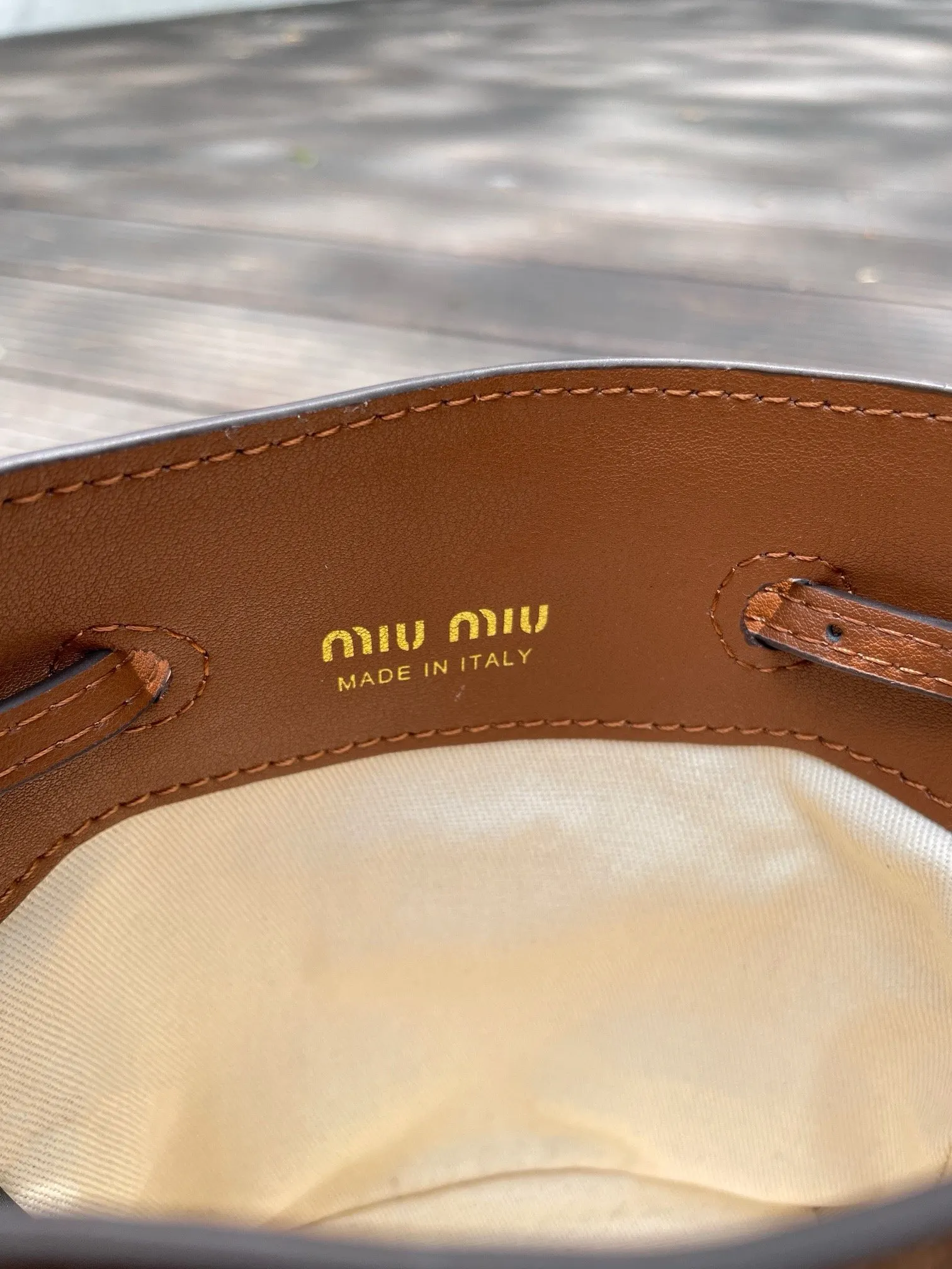 Miu 羊皮 MiuMiu羊皮福袋小桶包 个色 斜背包 輕便斜挎款(數字9) Miu 羊皮 MiuMiu羊皮福袋小桶包 个色 斜背包 輕便斜挎款(數字9)