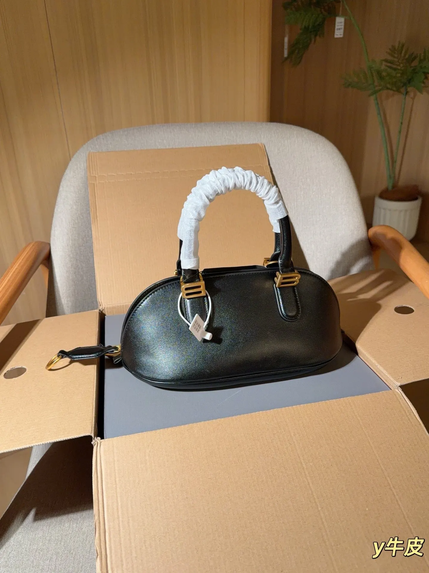 Balenciaga 牛皮 斜背包 日常搭配款