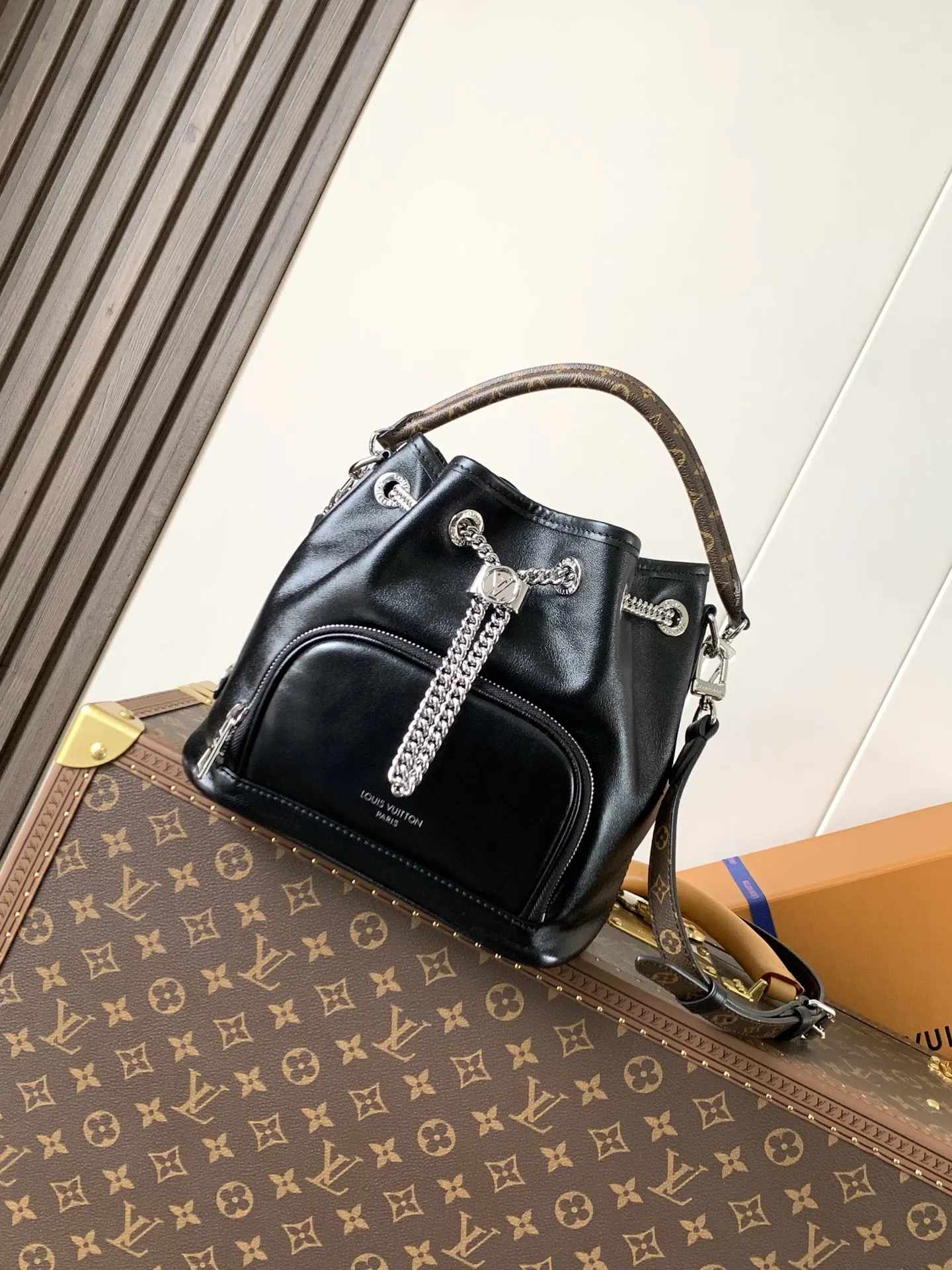 LV 羊皮 Circle 滑动装饰方便调节开口 拉链前袋可随心收 收纳包 旅行收纳款