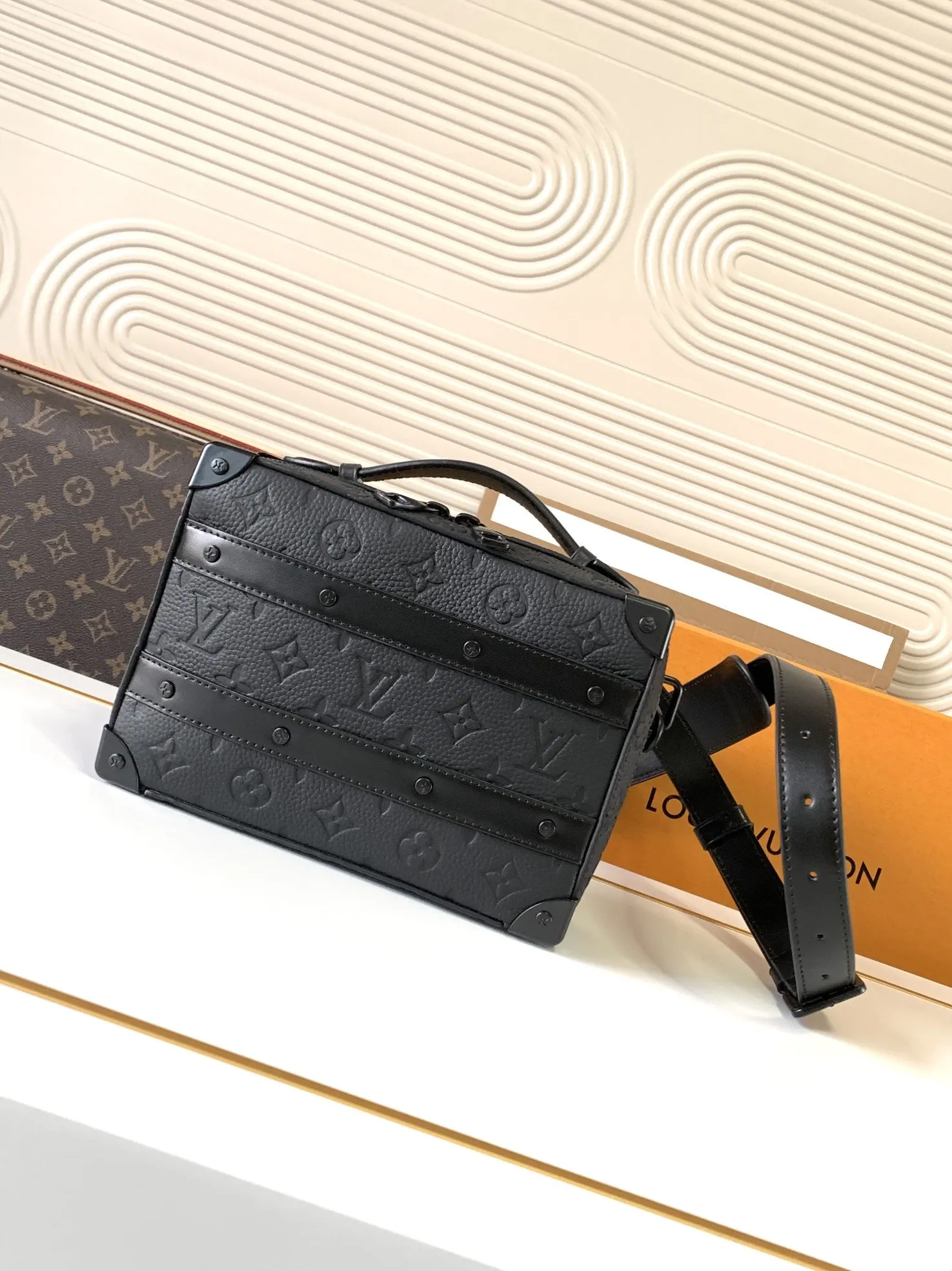 LV 牛皮 广口开合方便取放物品 适宜收纳小型电子设备和随行所需 行李箱 旅行拉杆款 轻便出行款