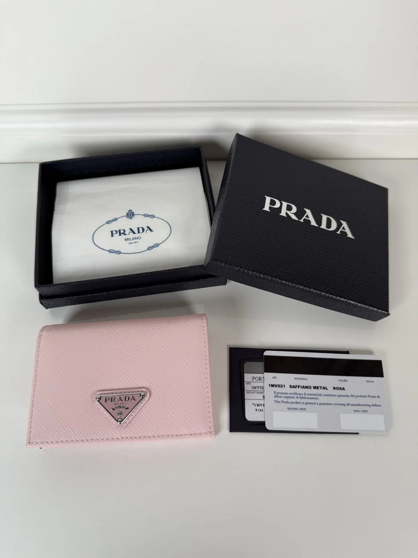 PRADA 錢包 实用短夹款