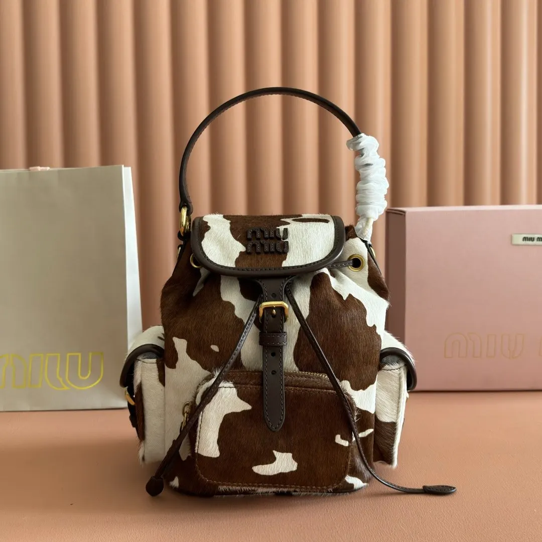 Miu 牛仔 棕白撞色的奶牛纹皮毛材质自带吸睛buff 搭 标志性 雙肩包 实用雙肩款