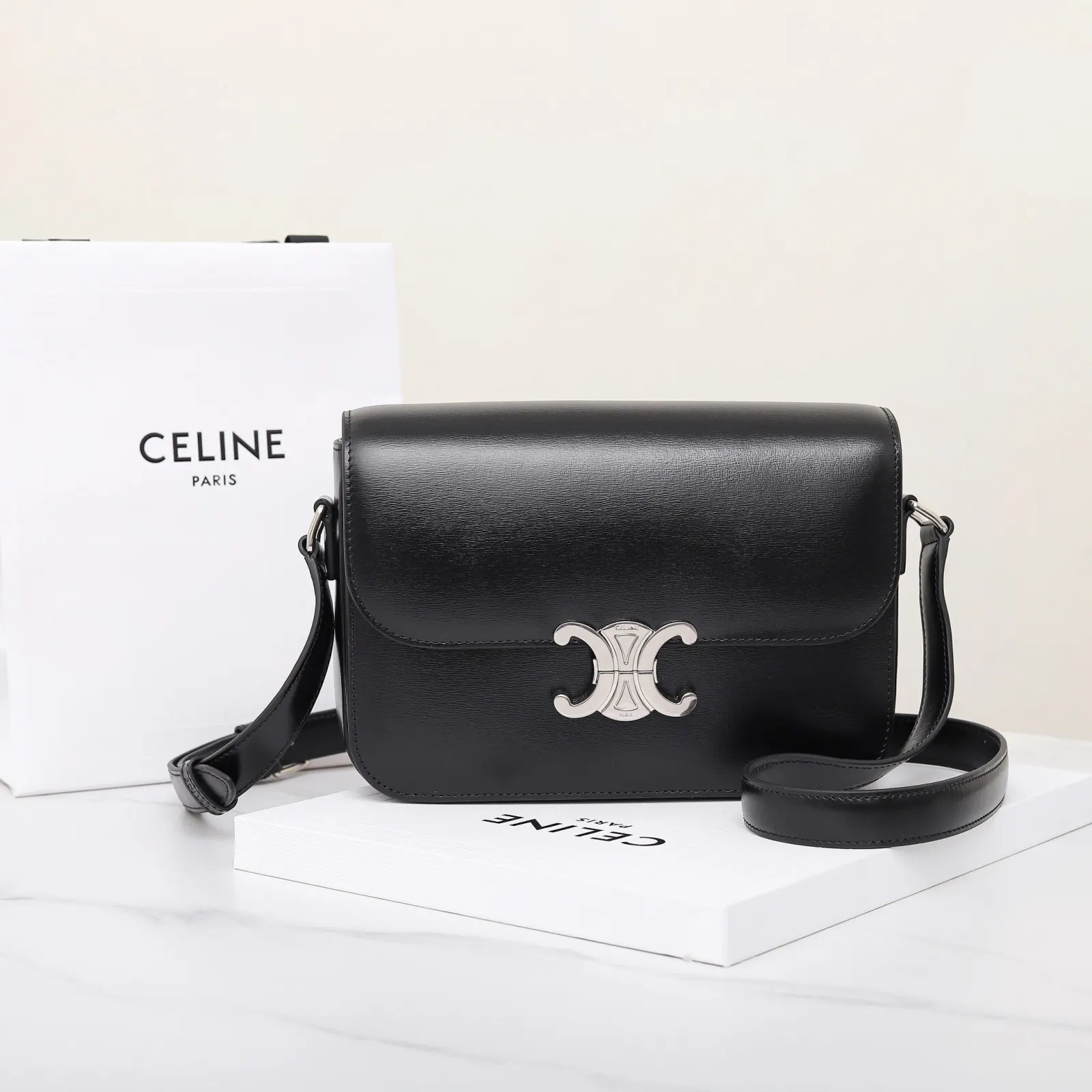 Celine 牛皮 将復古元素与品牌一向拿手的利落线条向结合 气质高贵 水桶包 休閒水桶款