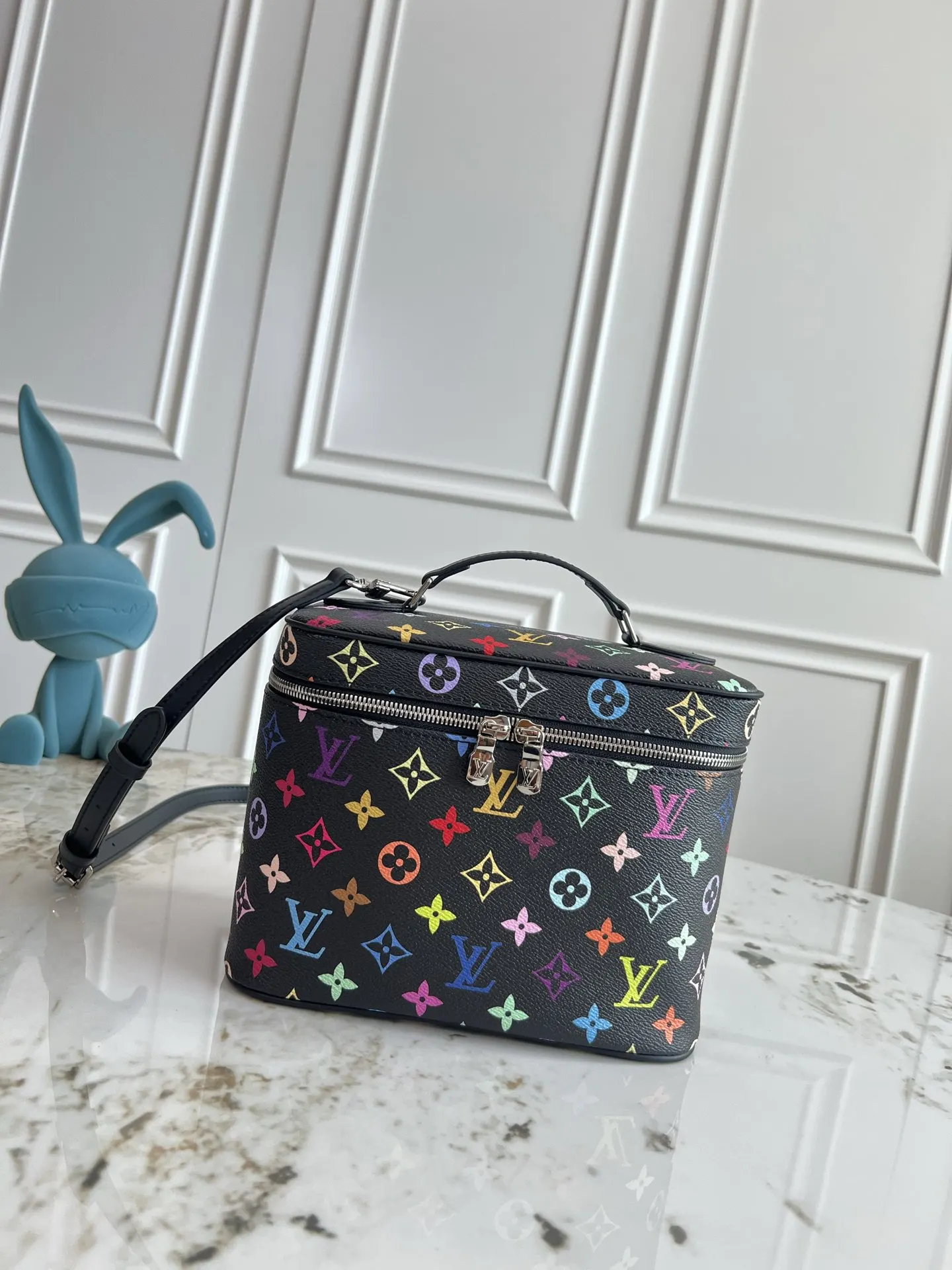 LV 帆布 烟花 庆祝 黑 白彩本 化妝包 便携收納款