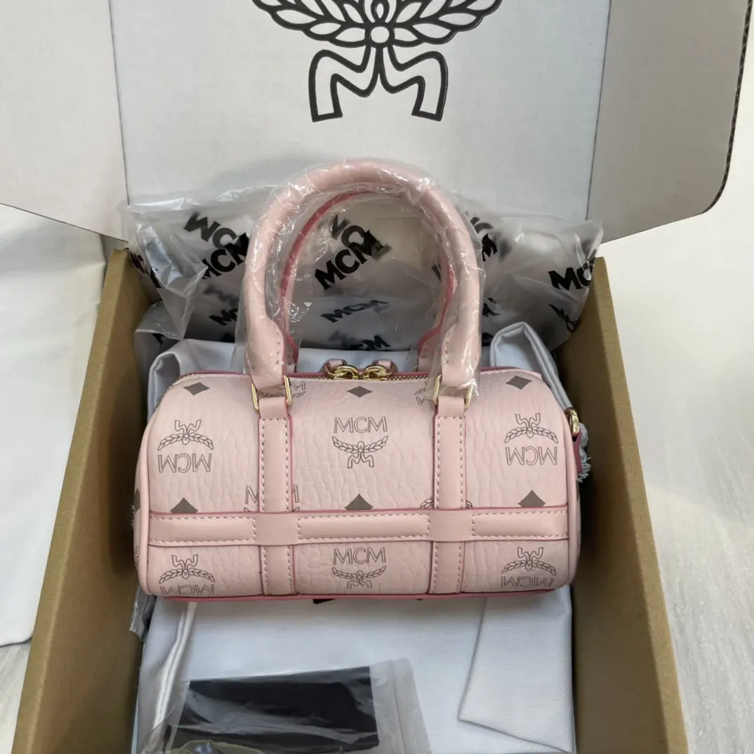 皮革 可拆卸调节的鏈條肩带为包袋的搭 带来无拘束的便携性 鏈條包 精致鏈條款