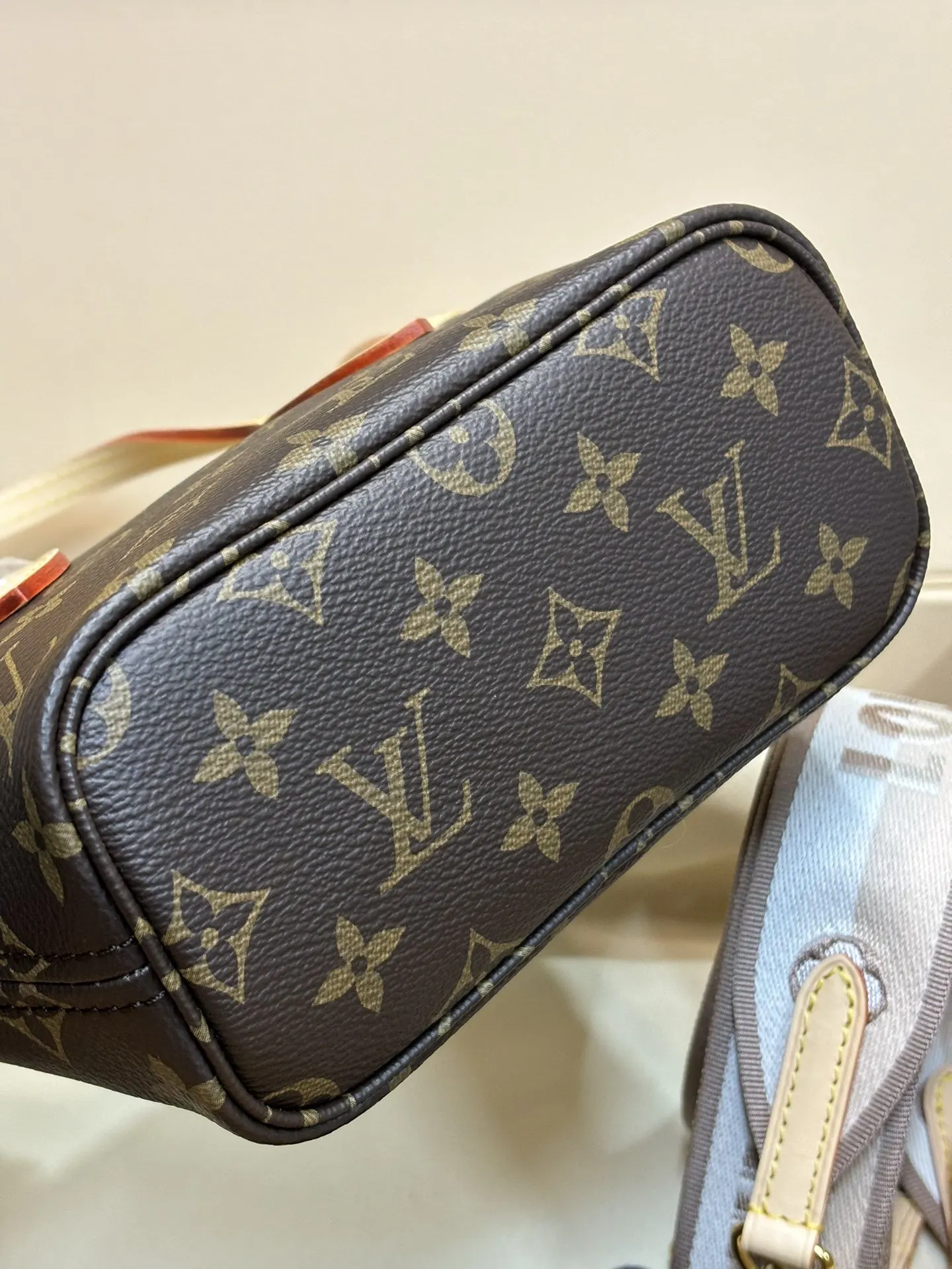 Neverfull 牛皮 斜挎包 轻便斜挎款