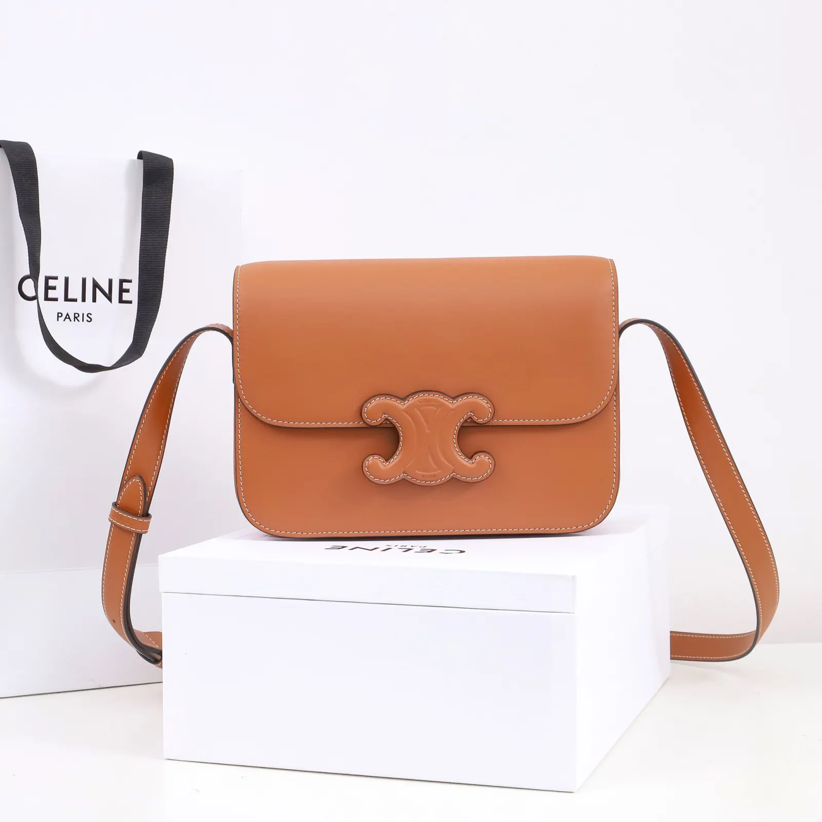 Celine 牛皮 将復古元素与品牌一向拿手的利落线条向结合 气质高贵 水桶包 休閒水桶款