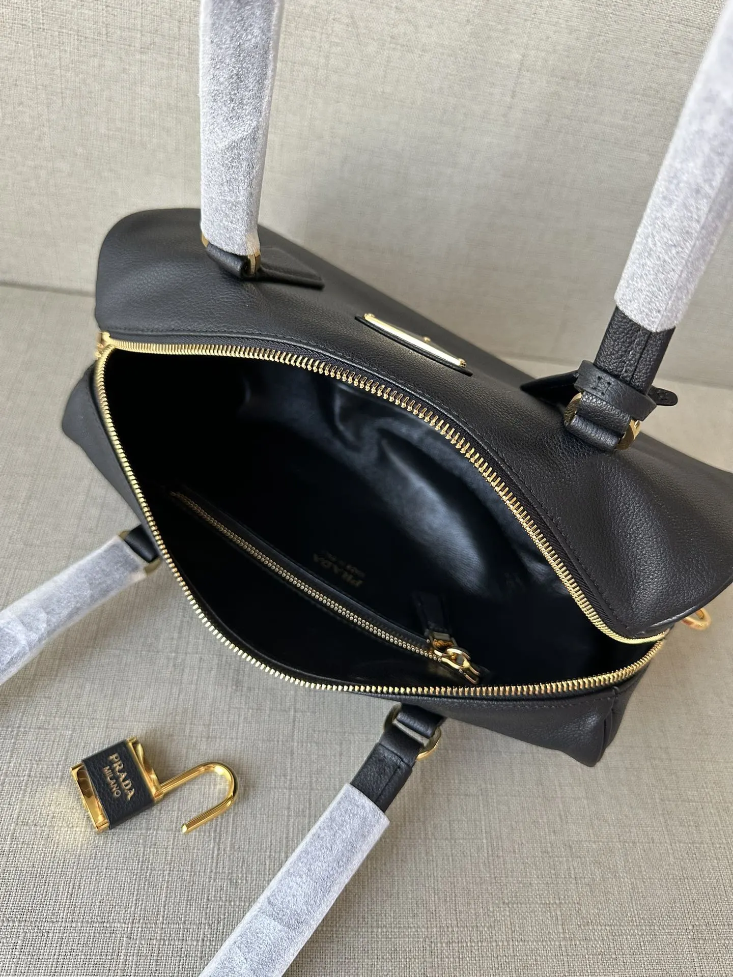 Prada 金色 牛皮 意大利进口牛皮 单肩包 日常单肩背款