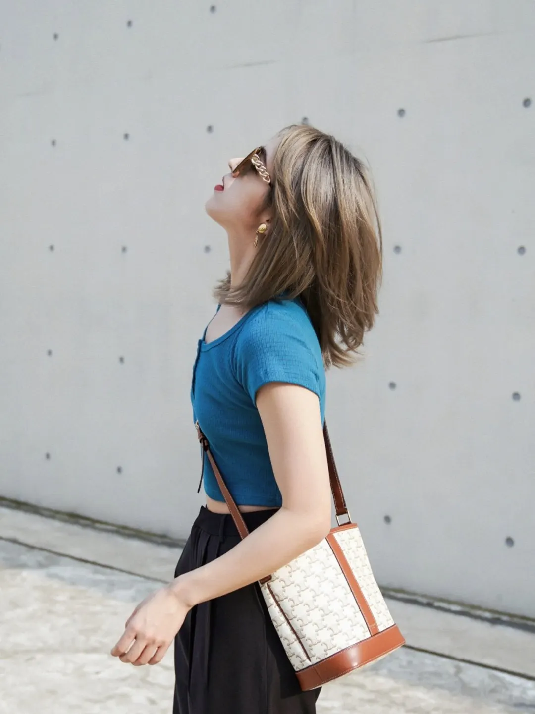 Celine 轻轻松松现在的真是美炸了 实力出圈 太好看了 斜挎肩 水桶包 休閒水桶款