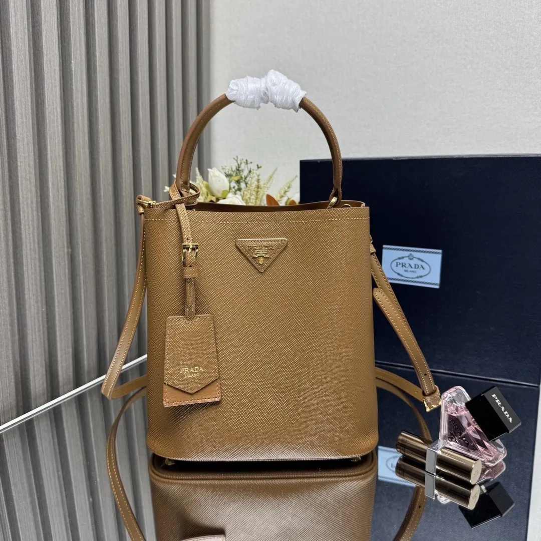 PRADA Saffiano十字纹牛皮 三角标 水桶包 日常通勤款
