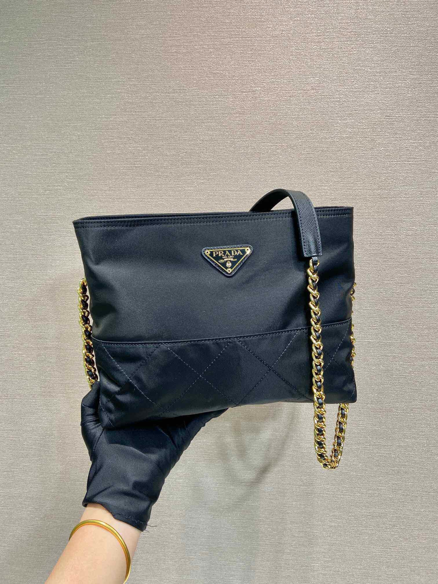 PRADA 1BD645 Re-Nylon尼龍 鏈條 斜背包 精致鏈條款