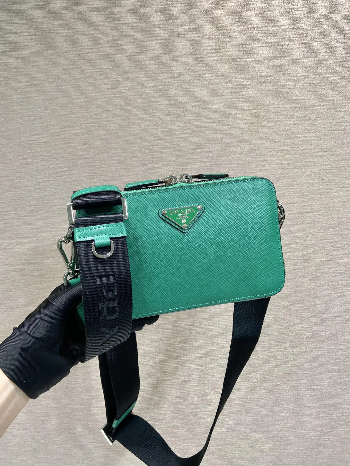 Saffiano 容量空间大 值得拥有 赶紧入手吧 长 高 斜挎包 轻便斜挎款