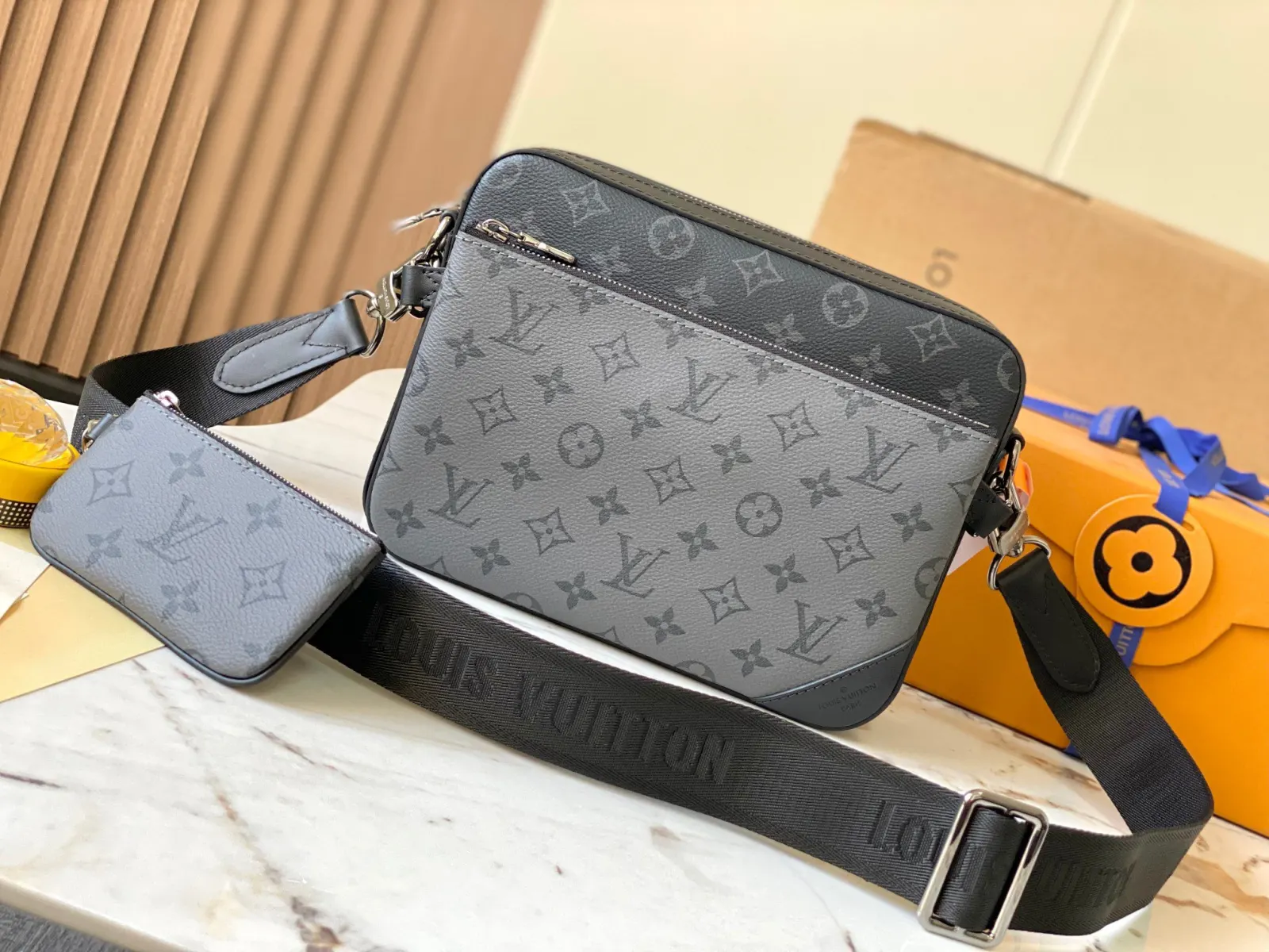 LV 灰色壓紋鏈條郵差包 單肩款