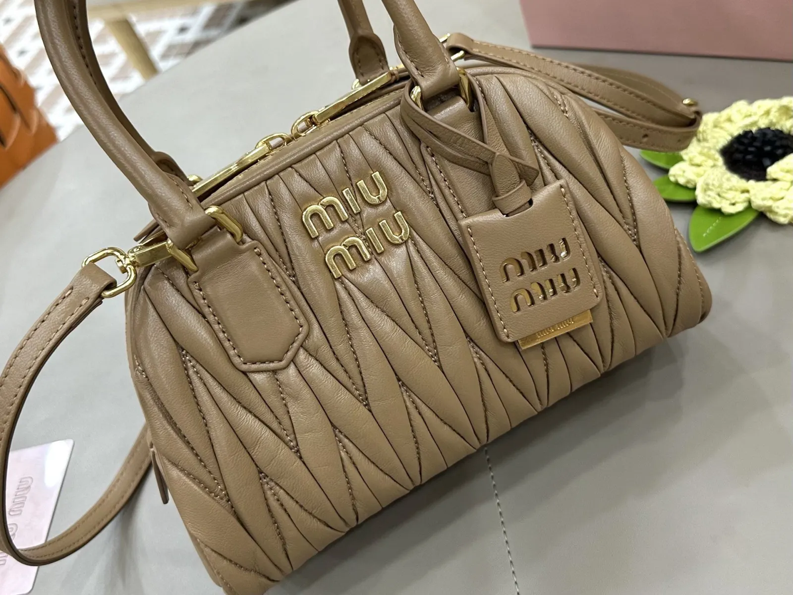 Miu 白色 焦糖色 羊皮 斜挎包 轻便斜挎款