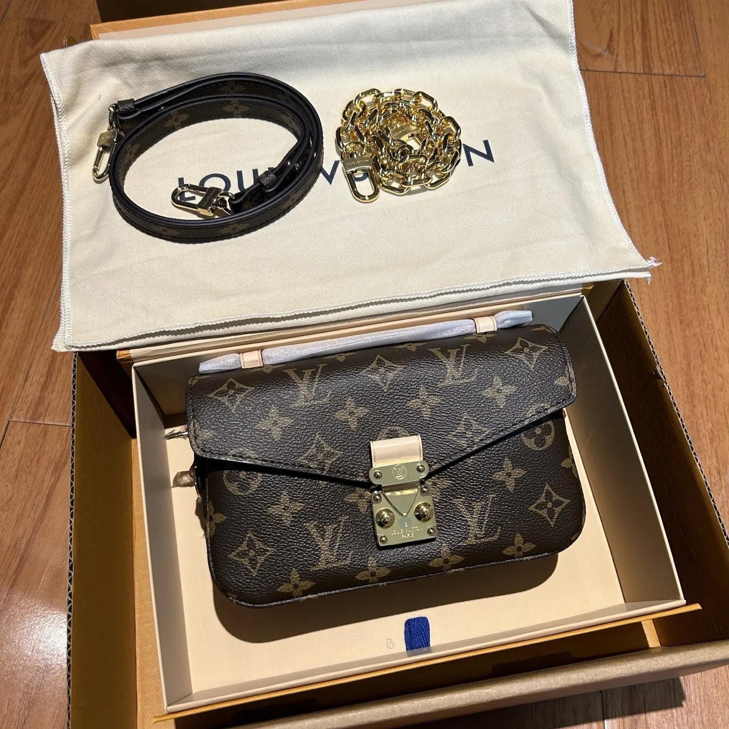 牛皮 充裕构型设有隔层 拉链内袋和外袋 可轻松收納智能 鏈條包 精致鏈條款
