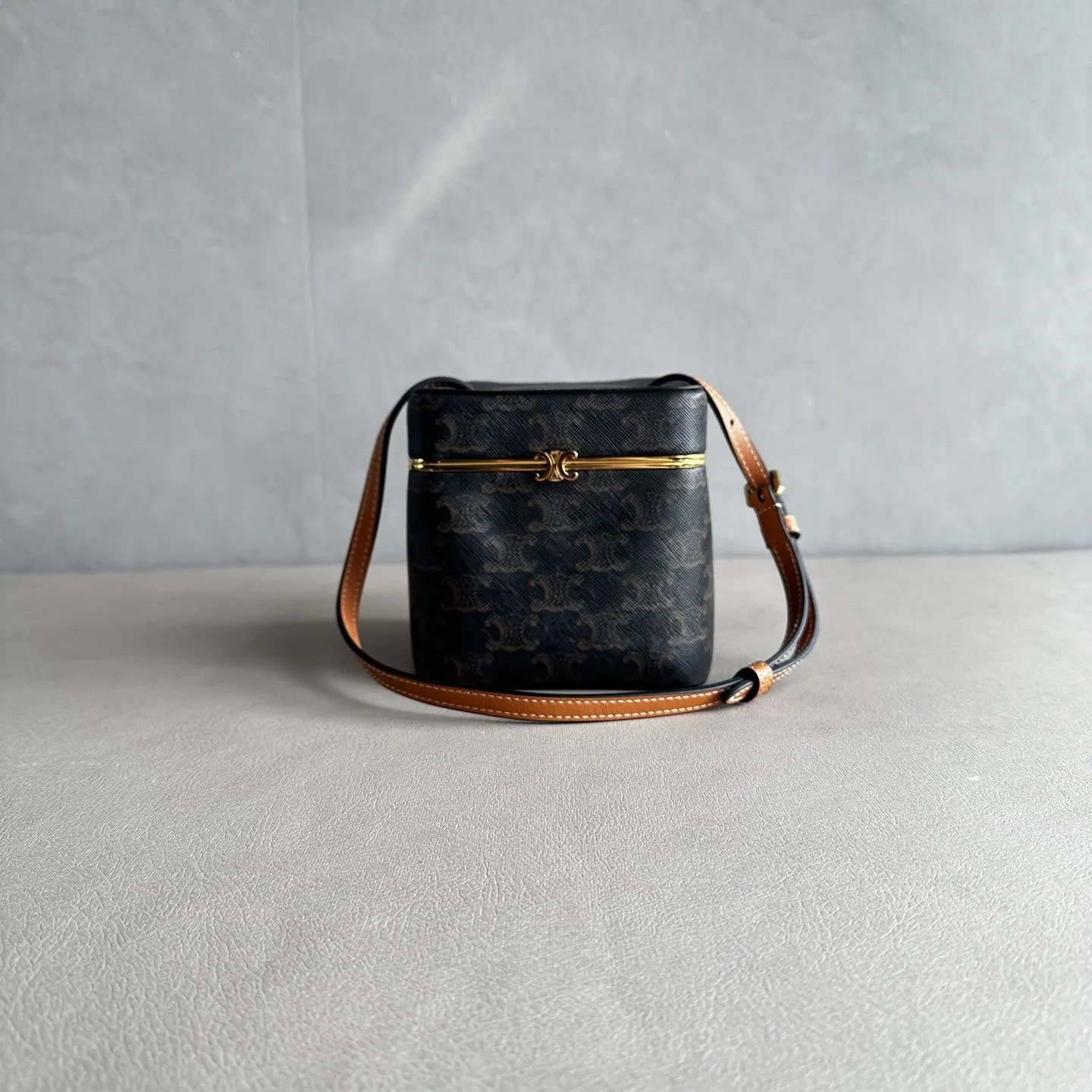 Celine Triomphe 金色 牛皮 單肩包 日常單肩背款