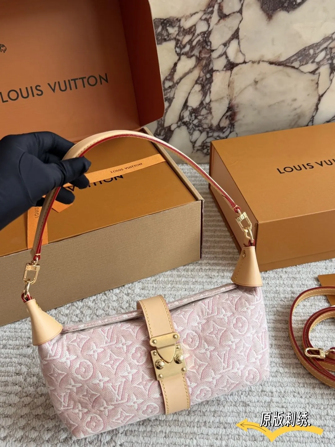 LV 老花 粉色 丹宁 盒 Pochette Mia 粉色刺繡丹宁 雙肩包 实用雙肩款