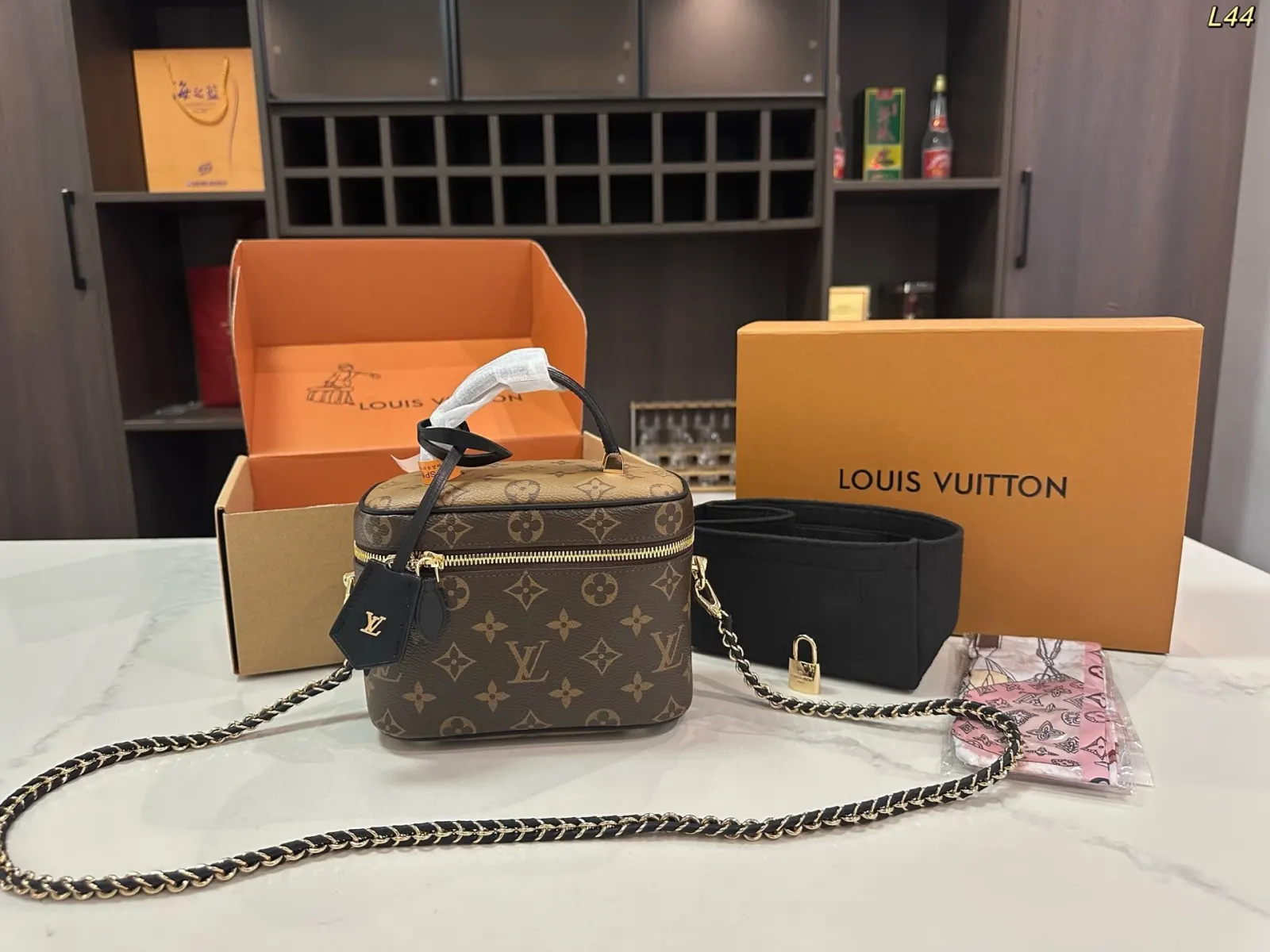 LV 拼色 无论手拎 單肩还是斜挎都很棒 是精致时髦的百搭款 简 斜背包 輕便斜挎款