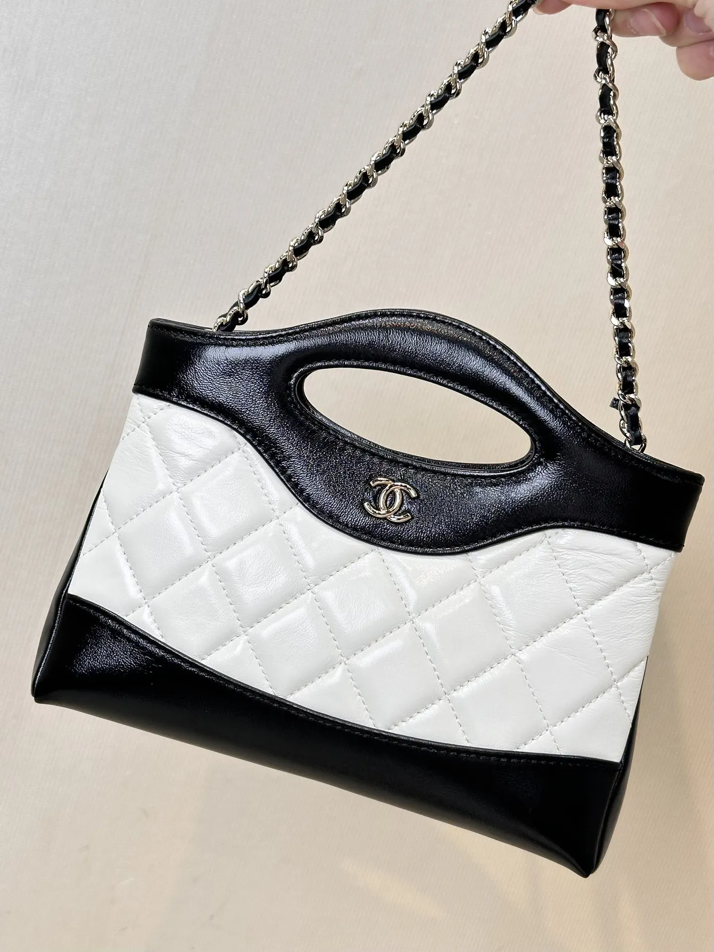 CHANEL oil wax sheepskin chain bag, one shoulder cross