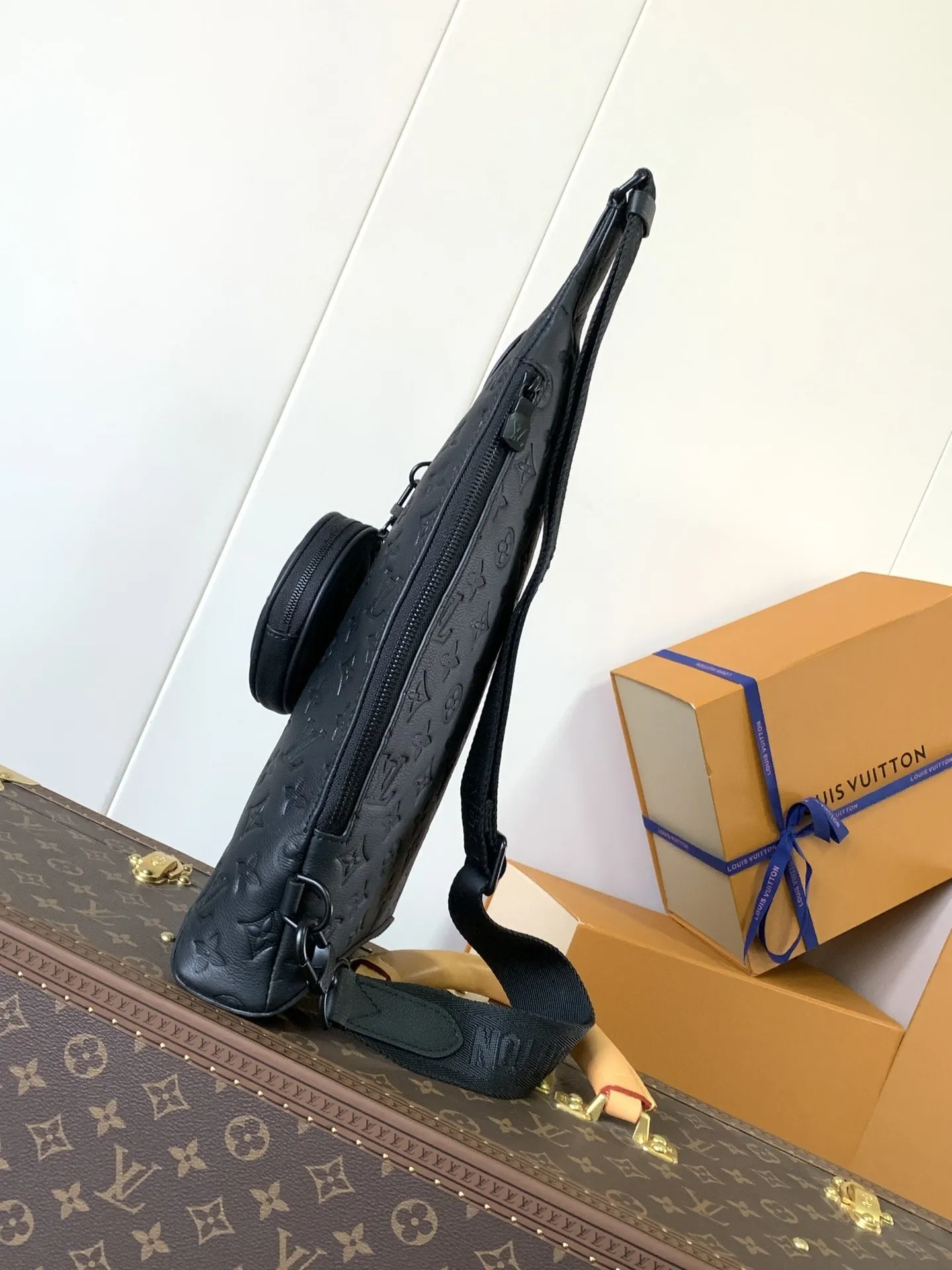 牛皮 拉链侧袋可收納智能手机 可拆卸收納包方便取放物品 可 雙肩包 实用雙肩款