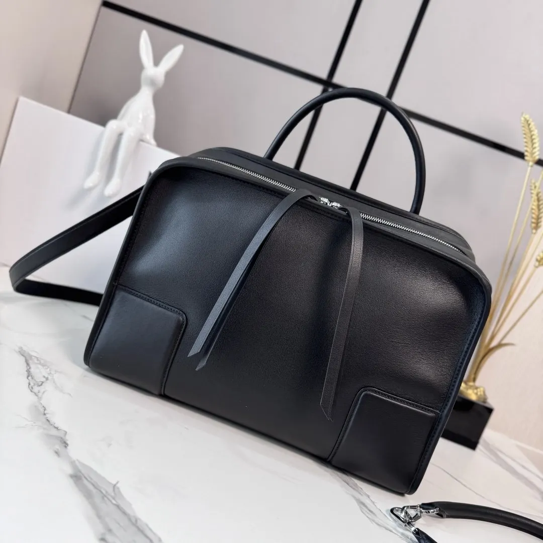 Loewe 牛皮 斜挎包 轻便斜挎款