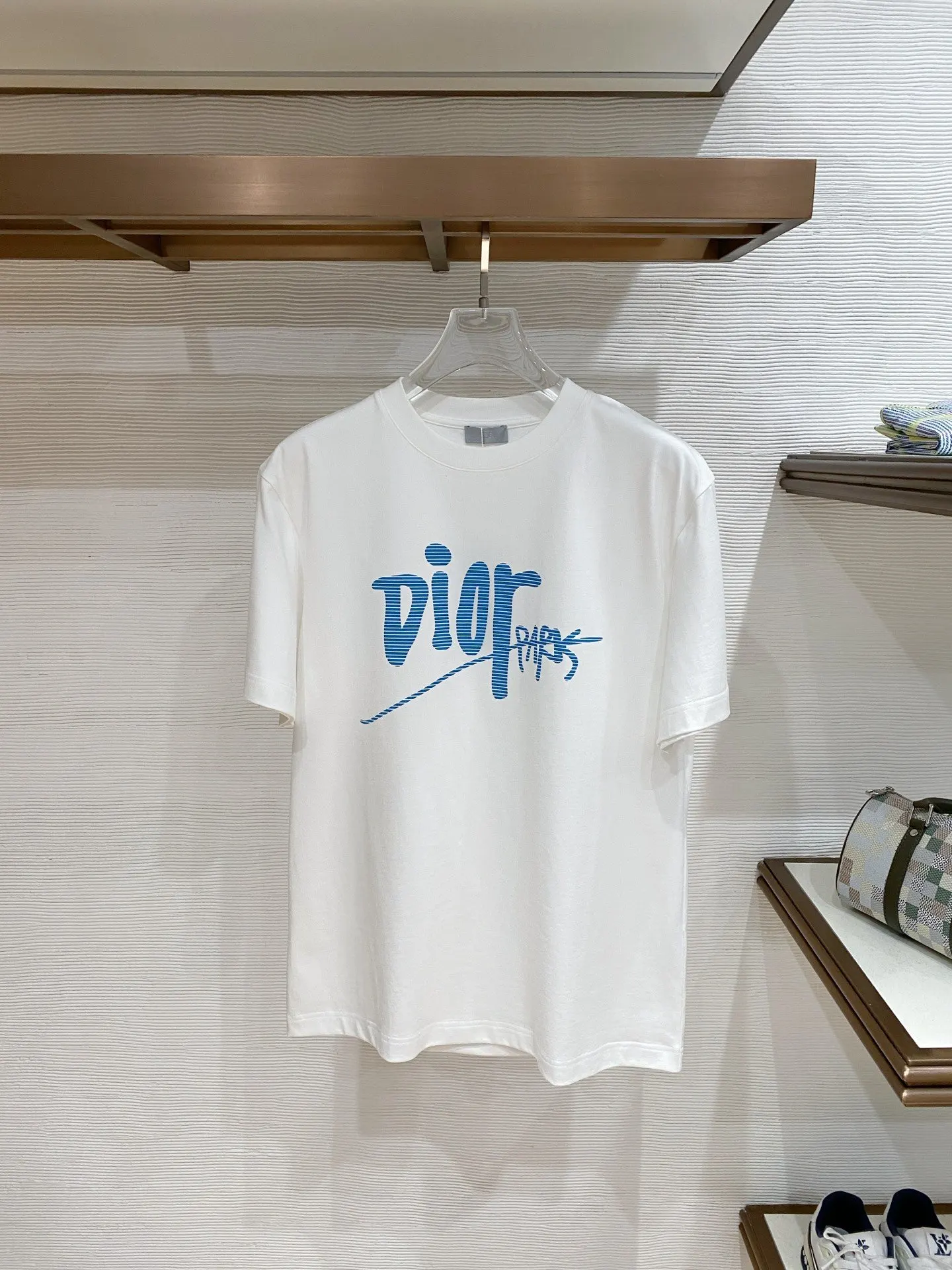 Dior black short-sleeved T-shirt, exquisite wear