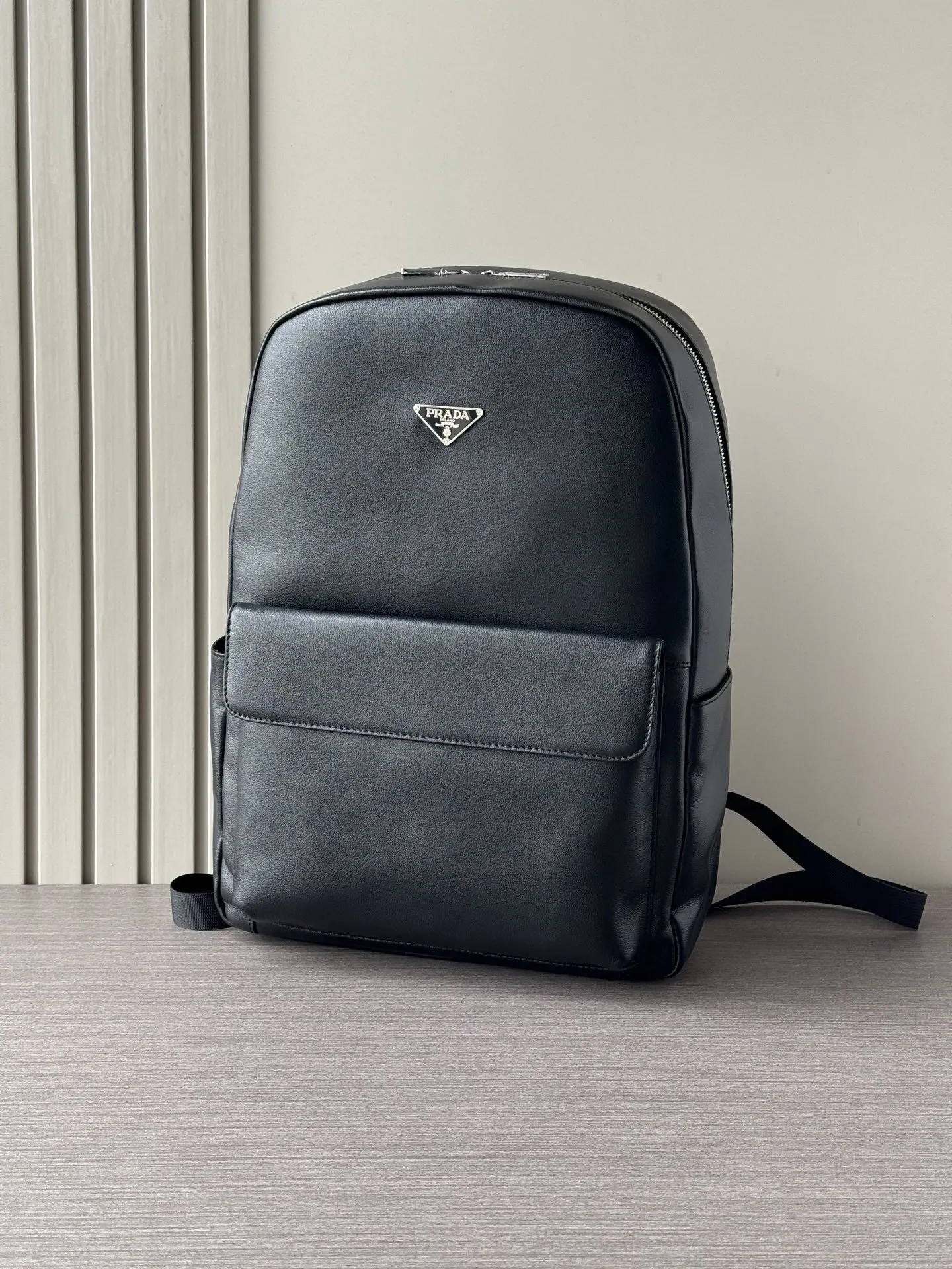 PRADA 黑色 牛皮 Logo 雙肩背包 輕便实用款
