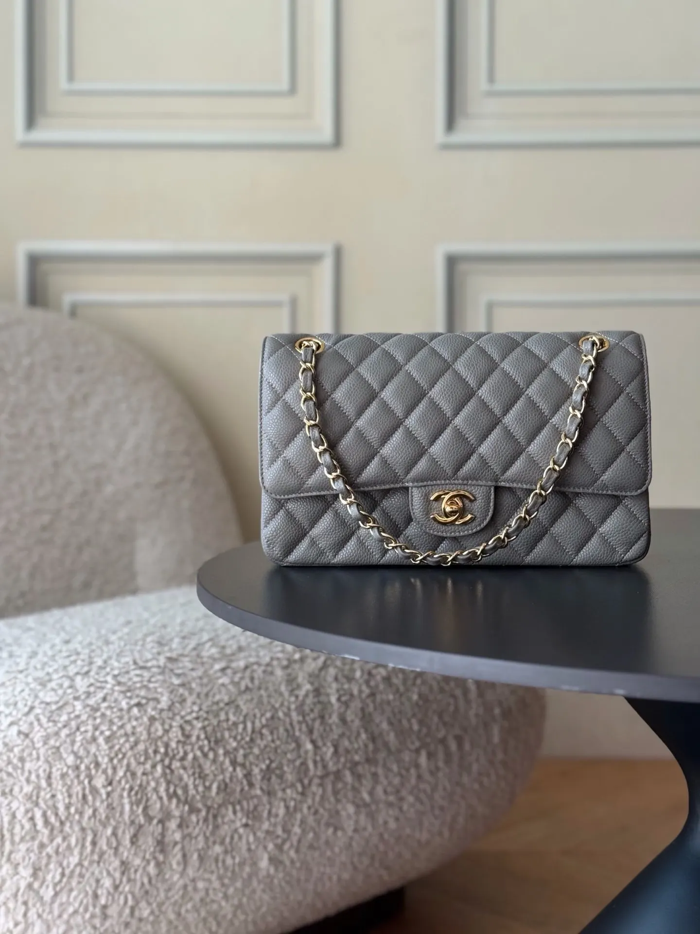 CHANEL 深灰色魚子醬牛皮翻蓋鏈條包 金扣款