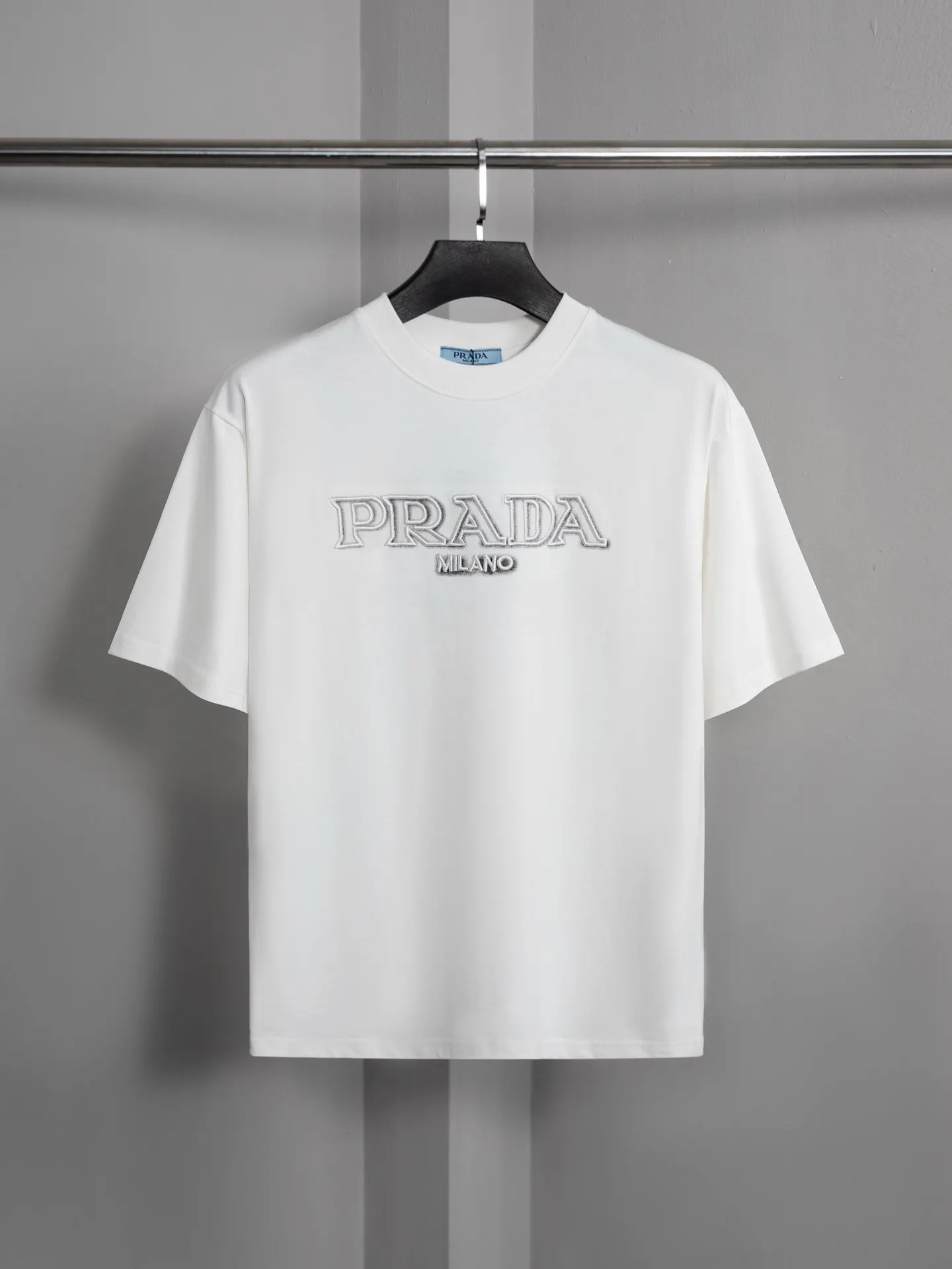 PRADA PJ0200 云雾立体字母刺繡 短袖T恤 高克重休閒款