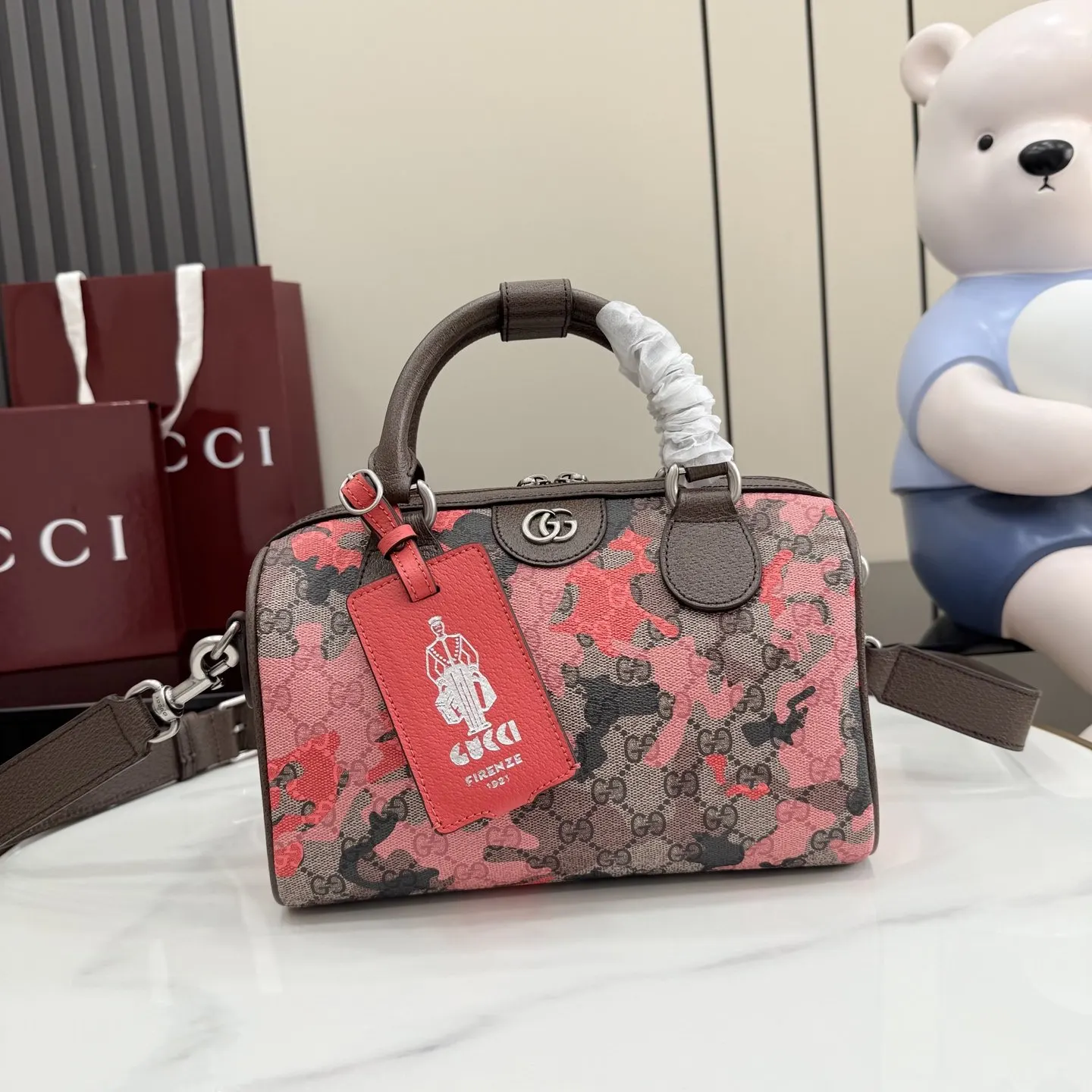 棕色 红色 皮革 生动迷彩结合别致 色 焕新演绎经典GG图案