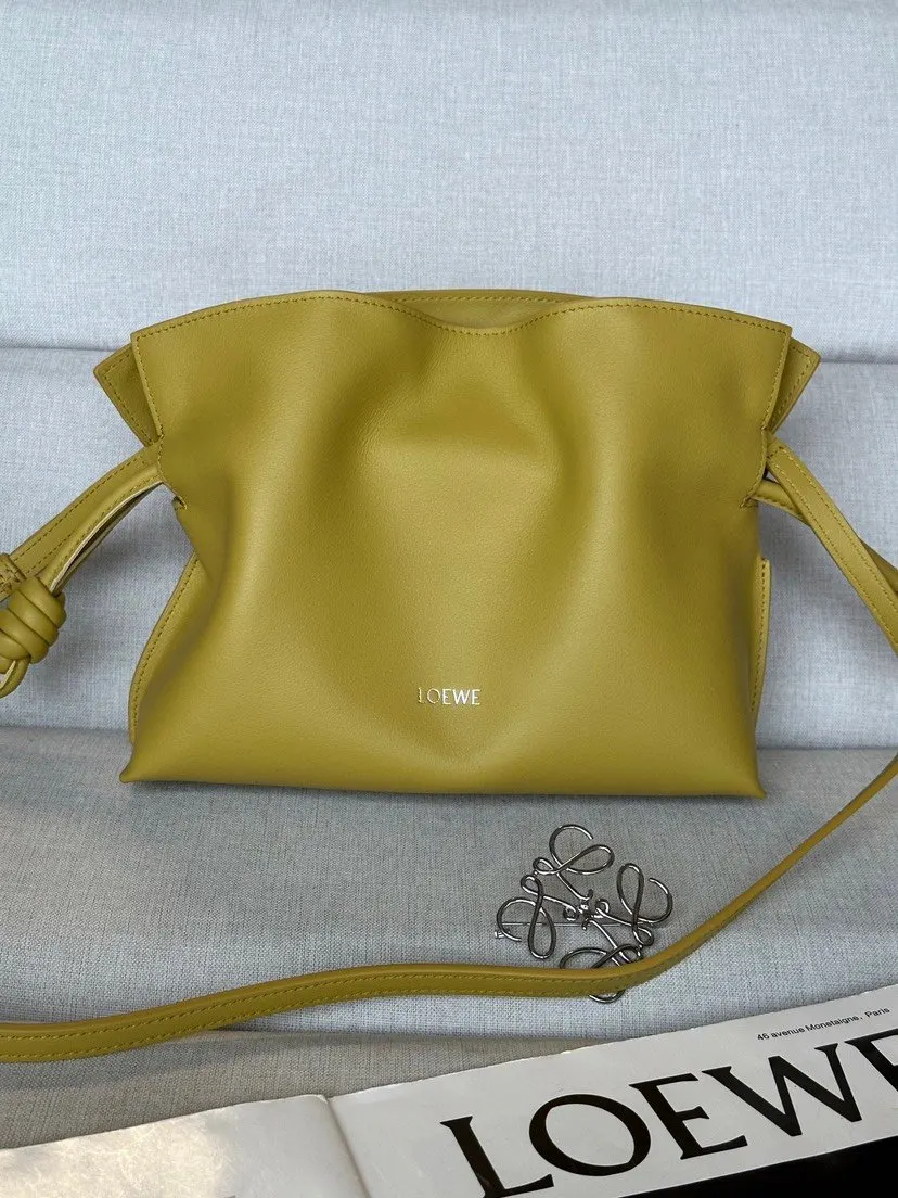 Loewe 金色 牛皮 可肩背 斜挎或手提 可拆卸可调整肩带 低调的磁扣开合 手拿包 精致手拿款