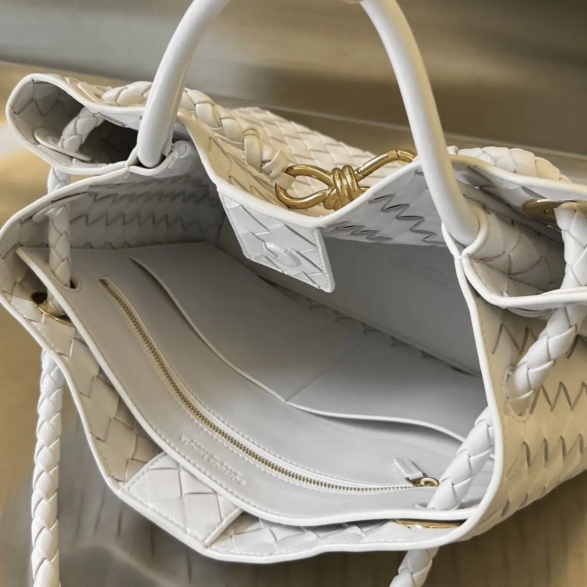 Bottega Veneta 金色 羊皮 斜背包 輕便斜挎款