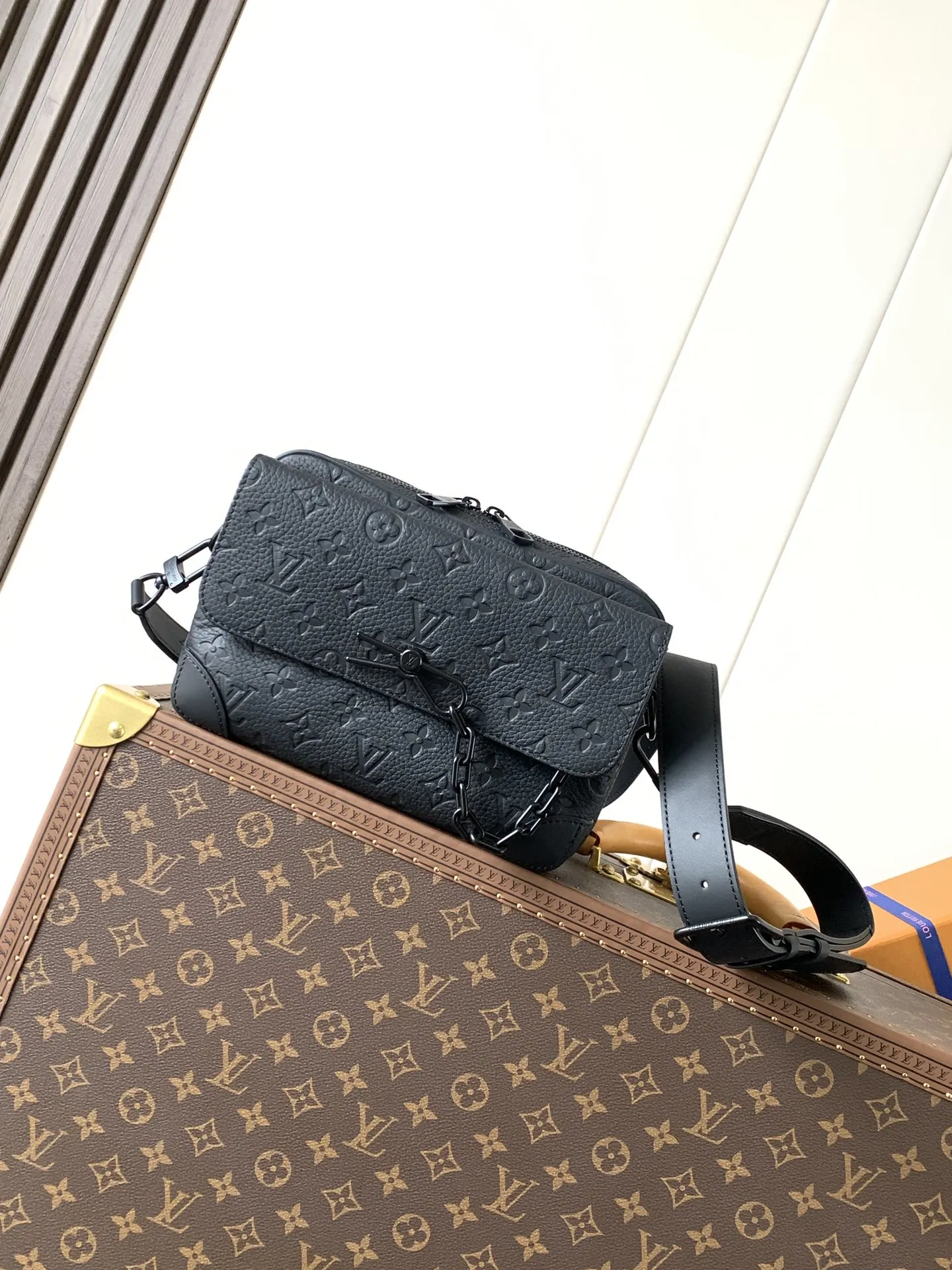 LV 老花鏈條腋下包 單肩款
