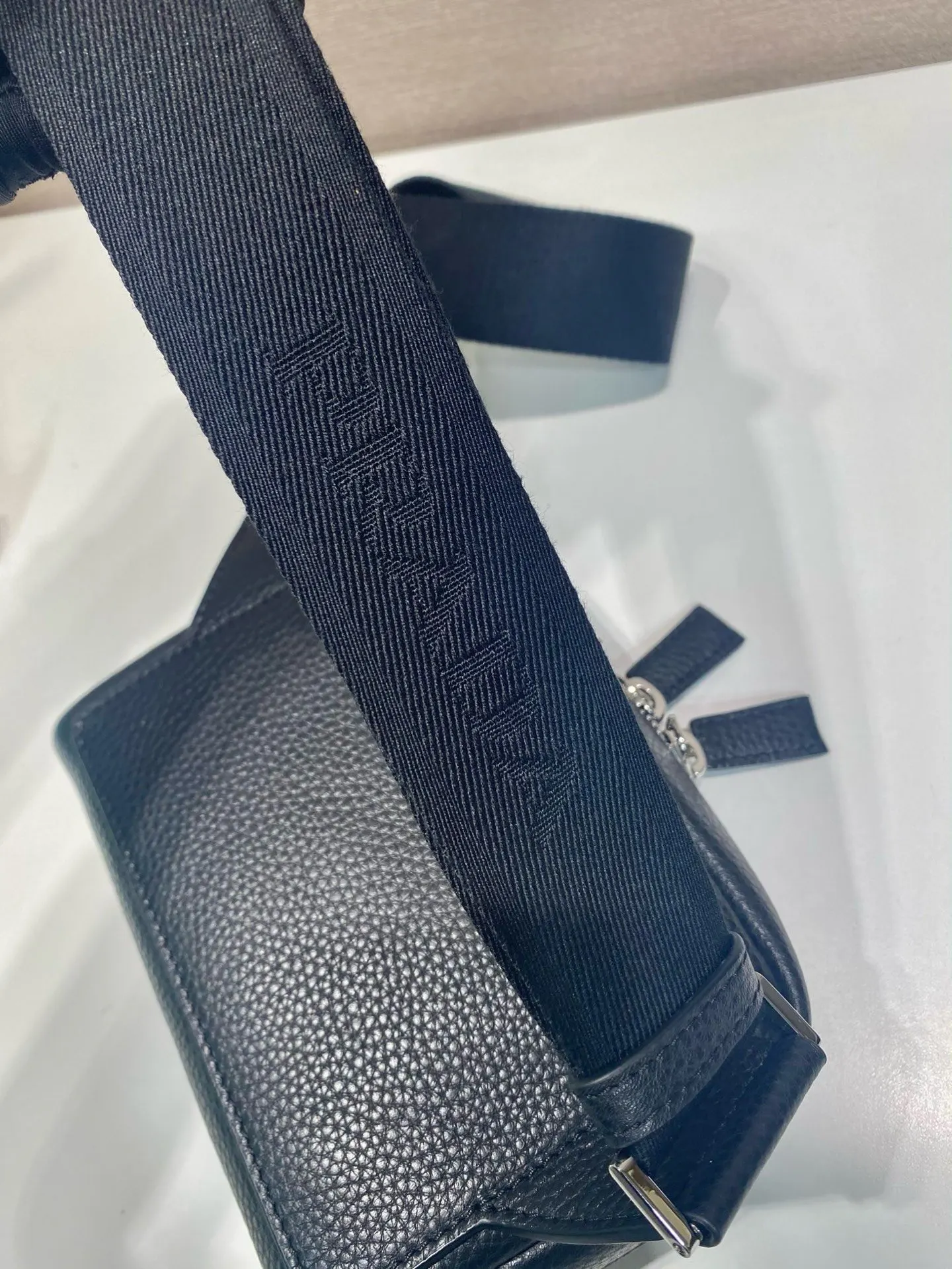 牛皮 手感舒適奢华 又可当胸包和單肩 腰包 休閒腰包款