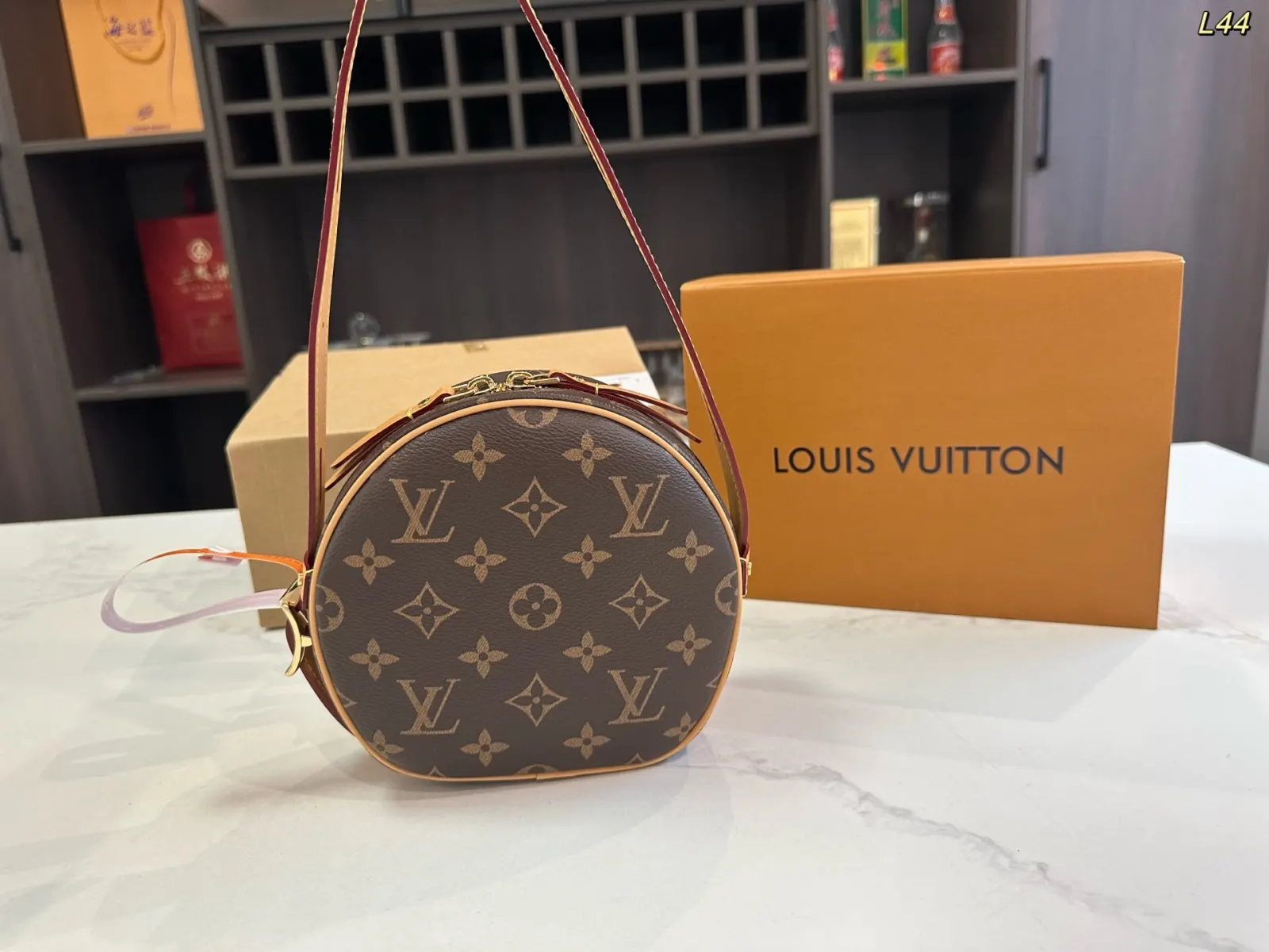 LV 钢五金 斜挎包 轻便斜挎款